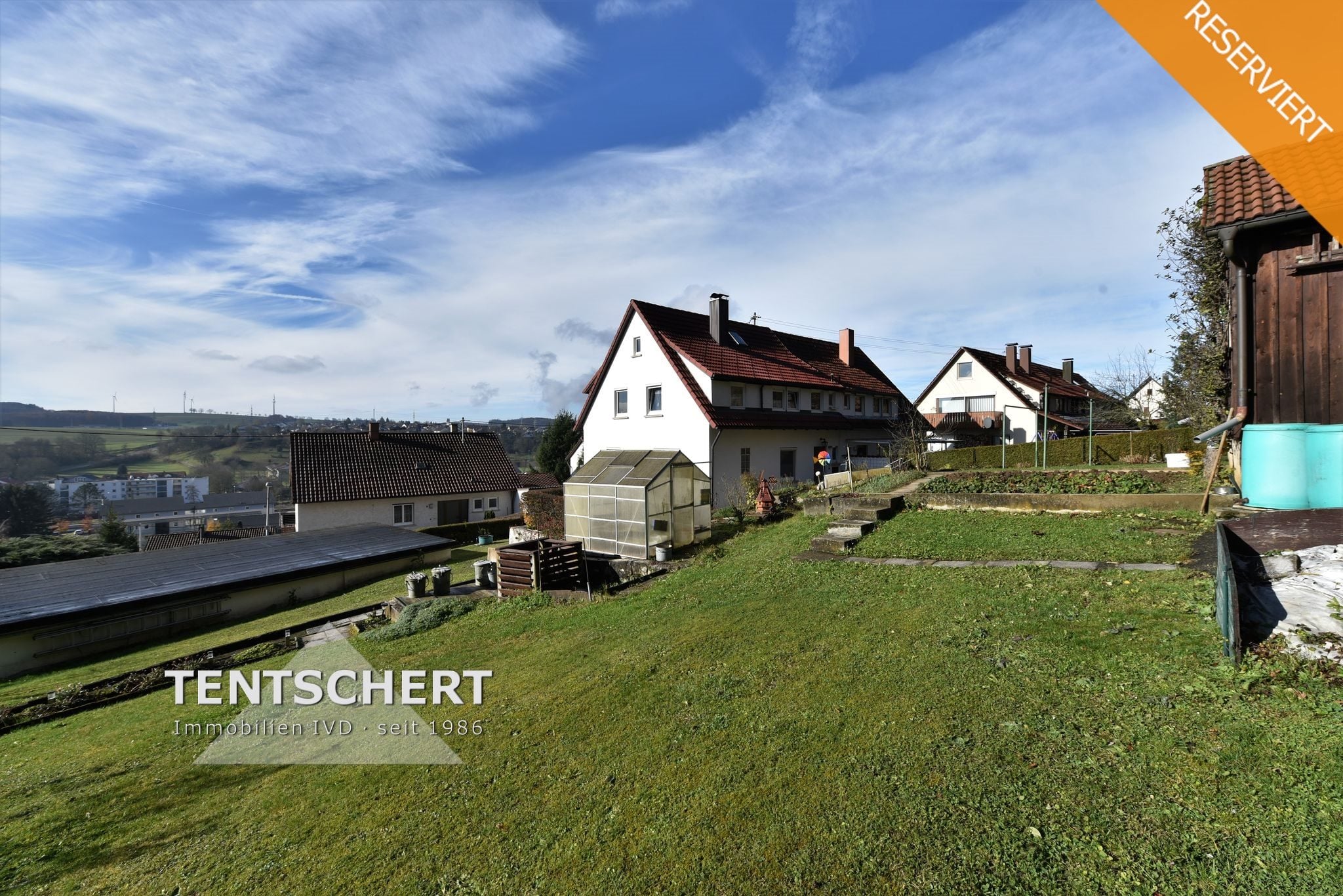Tentschert Immobilien GmbH & Co. KG - Immobilienangebot - 73340 Amstetten - Amstetten - Doppelhaushälfte - Doppelhaushälfte mit großem (Bau-)Grundstück und drei Garagen