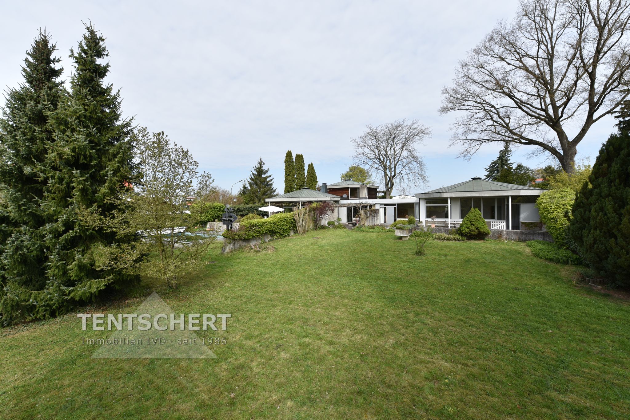 001KurzAußenansicht Tentschert Immobilien GmbH & Co. KG - Immobilienangebot - 89233 Neu-Ulm - Reutti - Einfamilienhaus mit Einliegerwohnung - Exklusives Anwesen mit großem Potenzial