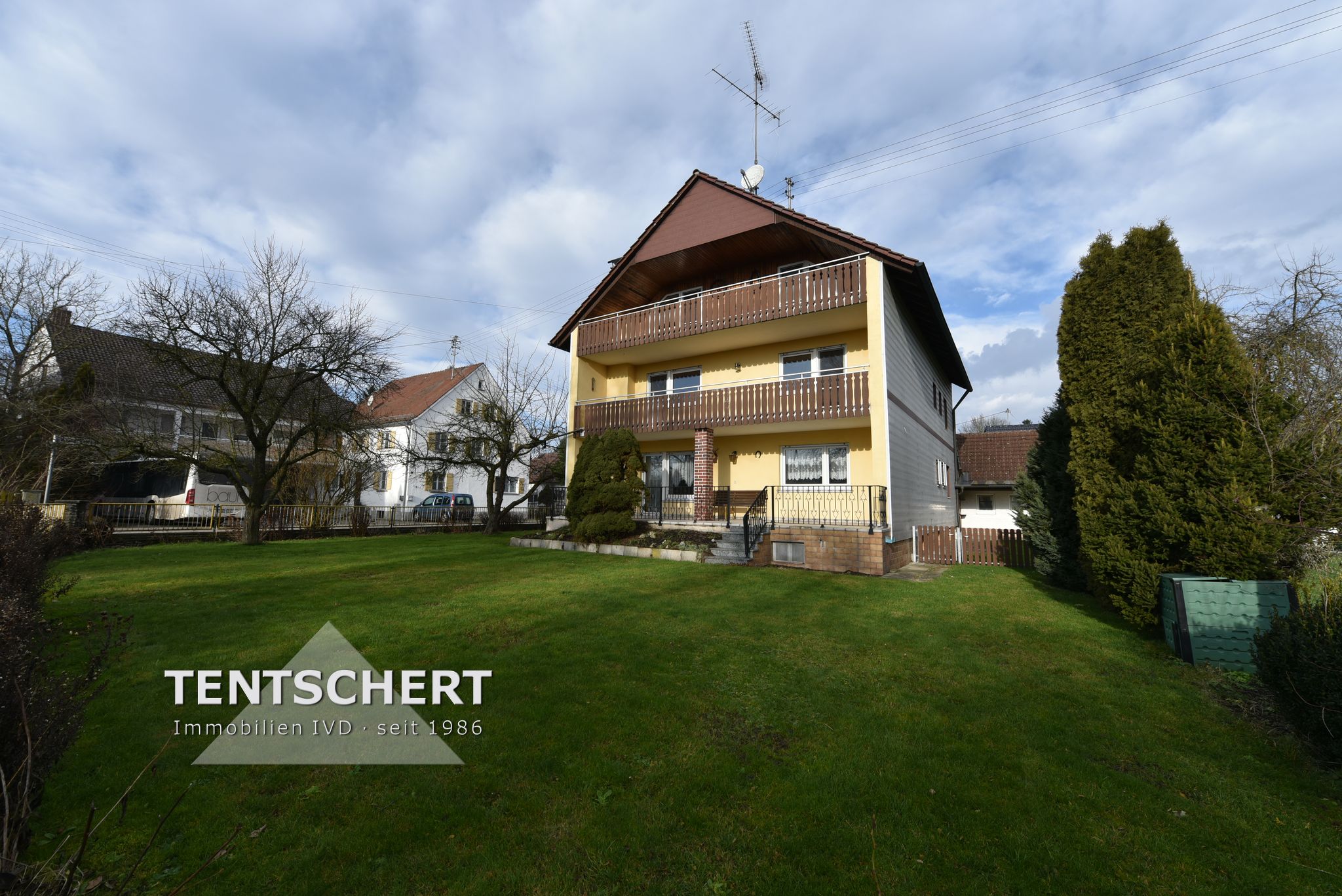 001KurzGarten I Außenansicht Tentschert Immobilien GmbH & Co. KG - Immobilienangebot - 89233 Neu-Ulm - Holzschwang - Mehrfamilienhaus - Dreifamilienhaus mit Doppelgarage und großem Grundstück