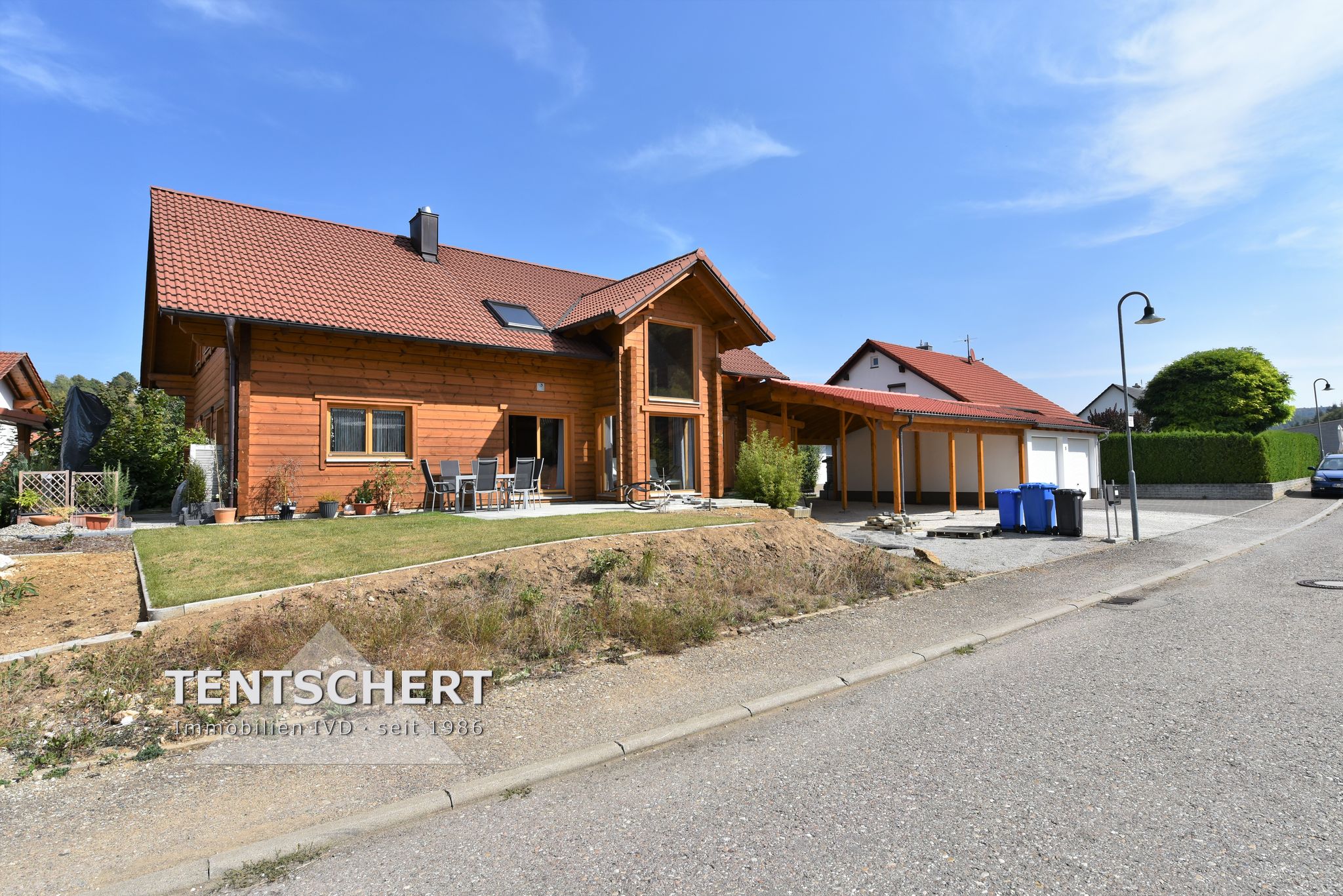 Tentschert Immobilien GmbH & Co. KG - Immobilienangebot - 89173 Lonsee - Lonsee - Einfamilienhaus mit Einliegerwohnung - Großes Holzblockhaus mit Einliegerwohnung - PROVISIONSFREI
