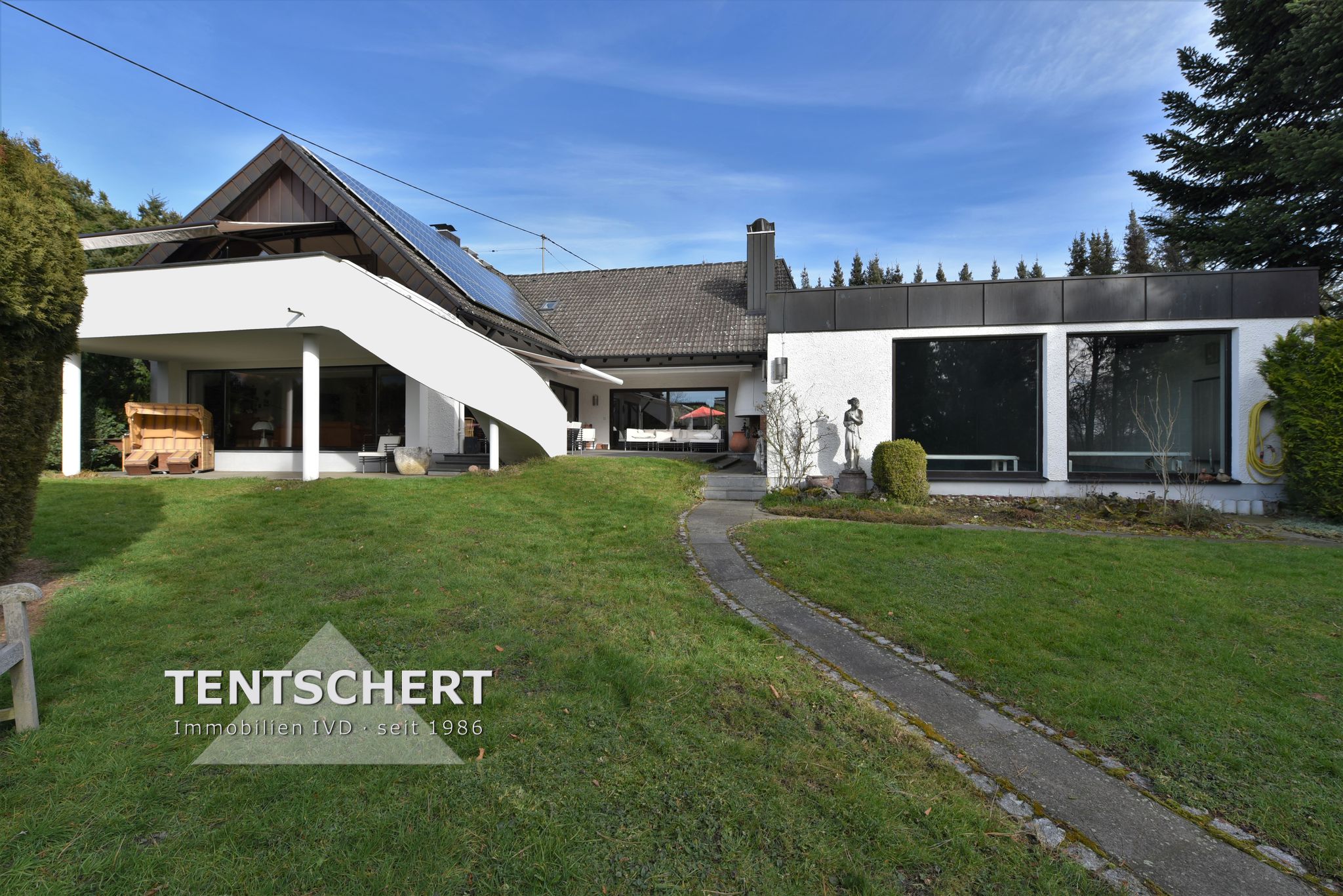 001KurzAußenansicht I Garten Tentschert Immobilien GmbH & Co. KG - Immobilienangebot - 89233 Neu-Ulm - Holzschwang - Einfamilienhaus - Hier kennt Großzügigkeit keine Grenzen!