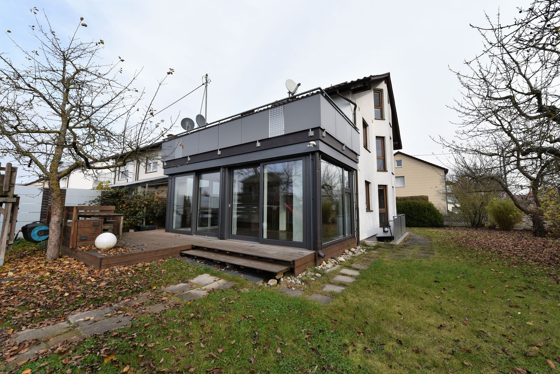 Tentschert Immobilien GmbH & Co. KG - Immobilienangebot - 89233 Neu-Ulm - Burlafingen - Doppelhaushälfte - Viel Platz für neue Wohnideen ! ... imponierende DHH in Burlafingen