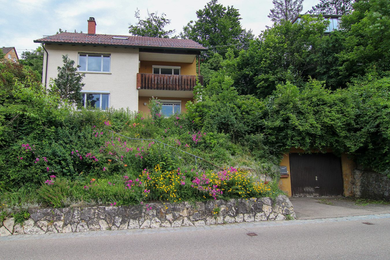 Tentschert Immobilien GmbH & Co. KG - Immobilienangebot - 89134 Blaustein - Blaustein - Häuser - Renovierungsbedürftiges Einfamilienhaus in schöner Hanglage mit Blick über Blaustein