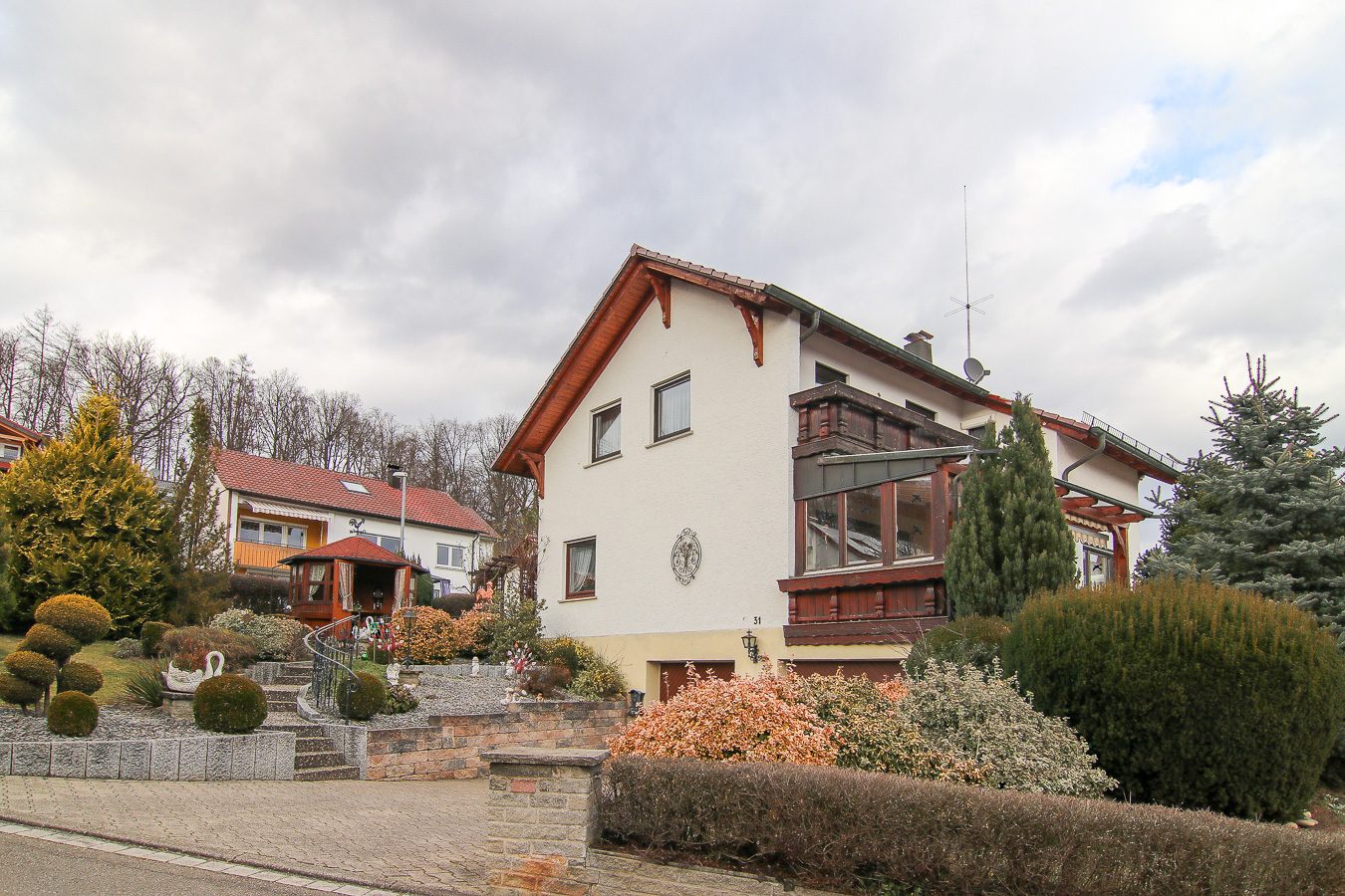 001KurzAußenansicht Tentschert Immobilien GmbH & Co. KG - Immobilienangebot - 72636 Frickenhausen-Tischardt - Frickenhausen - Einfamilienhaus - - Wälder, Wiesen und Berge - hier haben Sie die Freizeit vor der Haustür