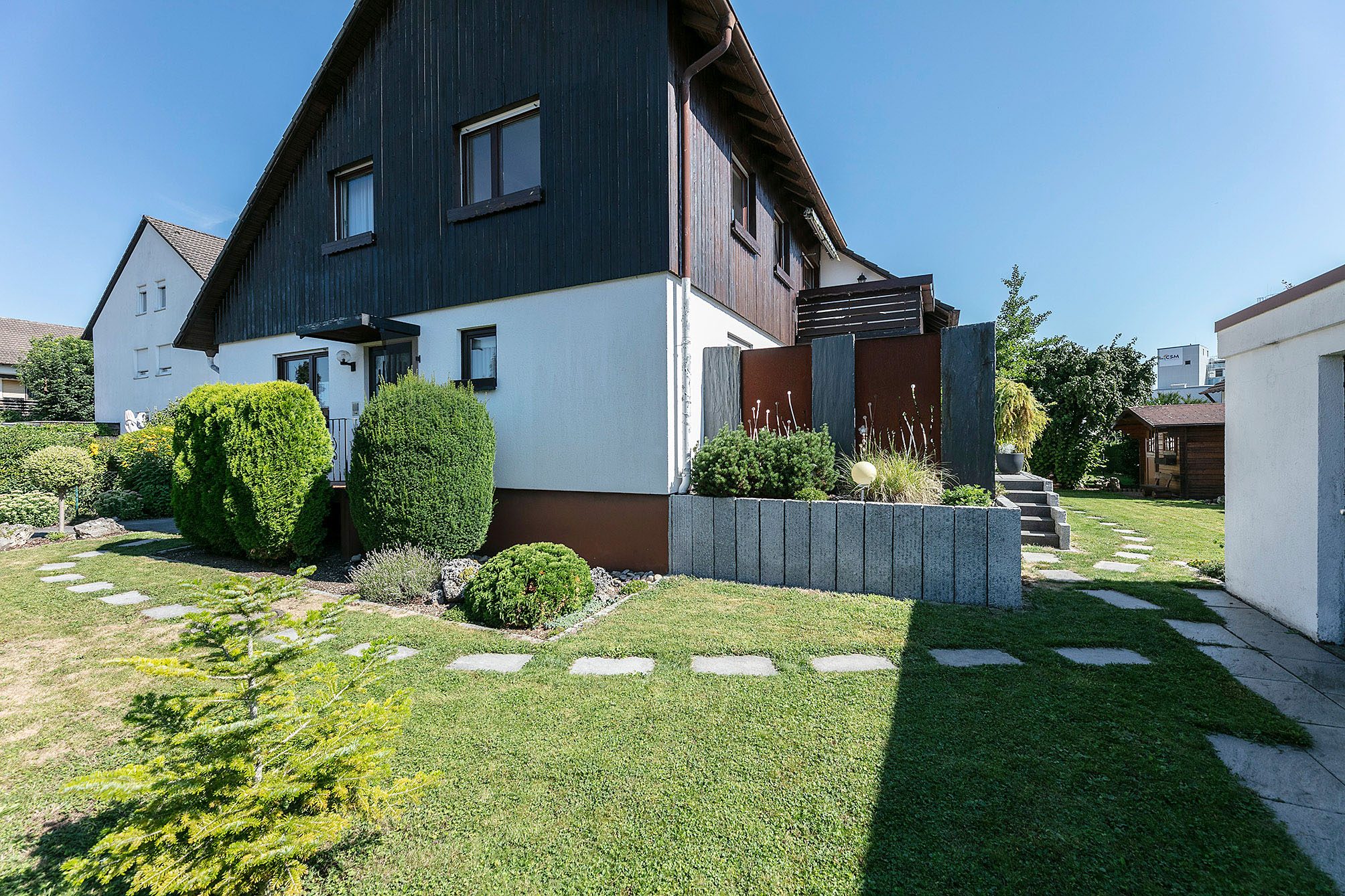 Tentschert Immobilien GmbH & Co. KG - Immobilienangebot - 89233 Neu-Ulm - Gerlenhofen - Zweifamilienhaus - Hier ist ganz viel Platz für alle! Und ein sonniges Grundstück ist auch dabei!