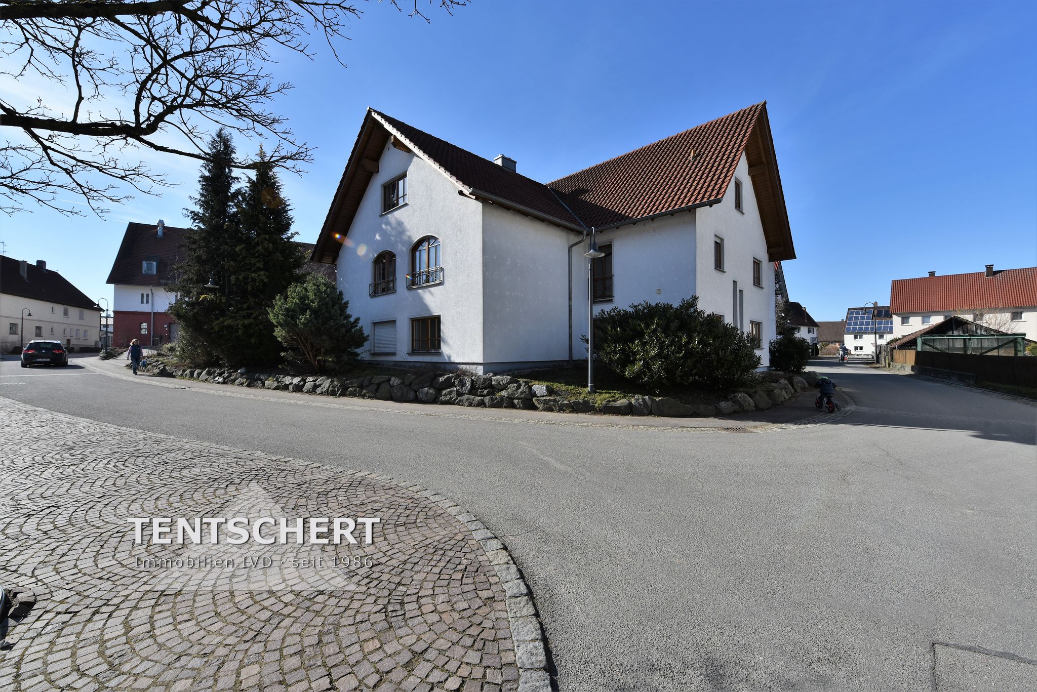 001KurzAnsicht Tentschert Immobilien GmbH & Co. KG - Immobilienangebot - 89185 Hüttisheim - Hüttisheim - Einfamilienhaus - Großes Wohnhaus mit Platz zum Leben und Arbeiten