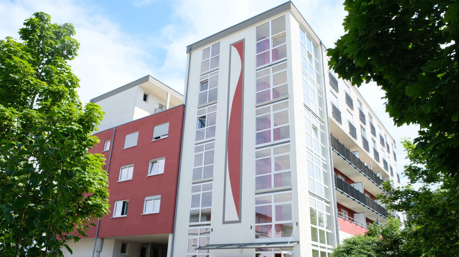 Immobilienangebot - Neu-Ulm - Alle - Komplett möbliertes Apartment - mit Balkon und Stellplatz