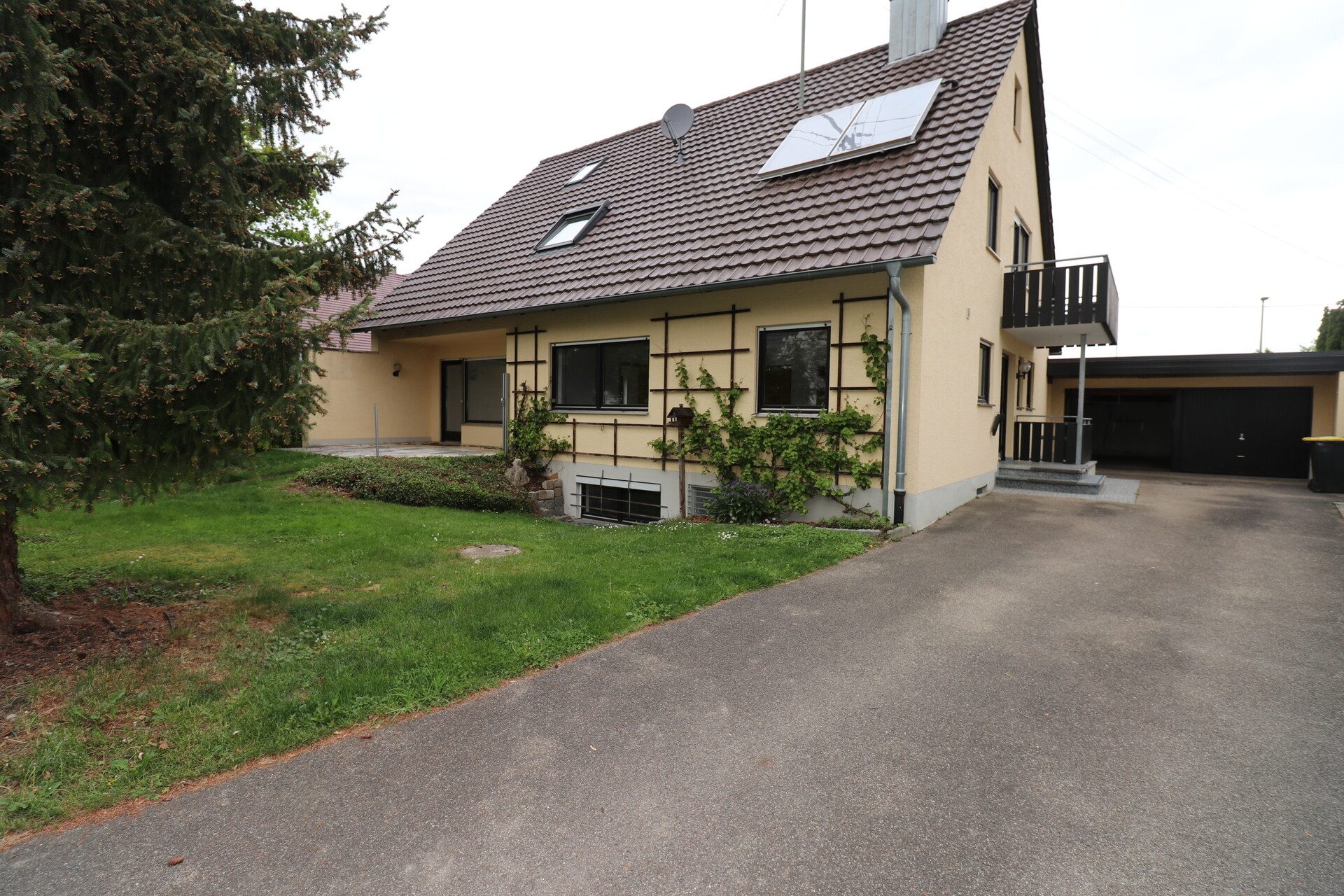 Hausansicht Immobilienangebot - Günzburg - Alle - Großzügiger Garten inklusive