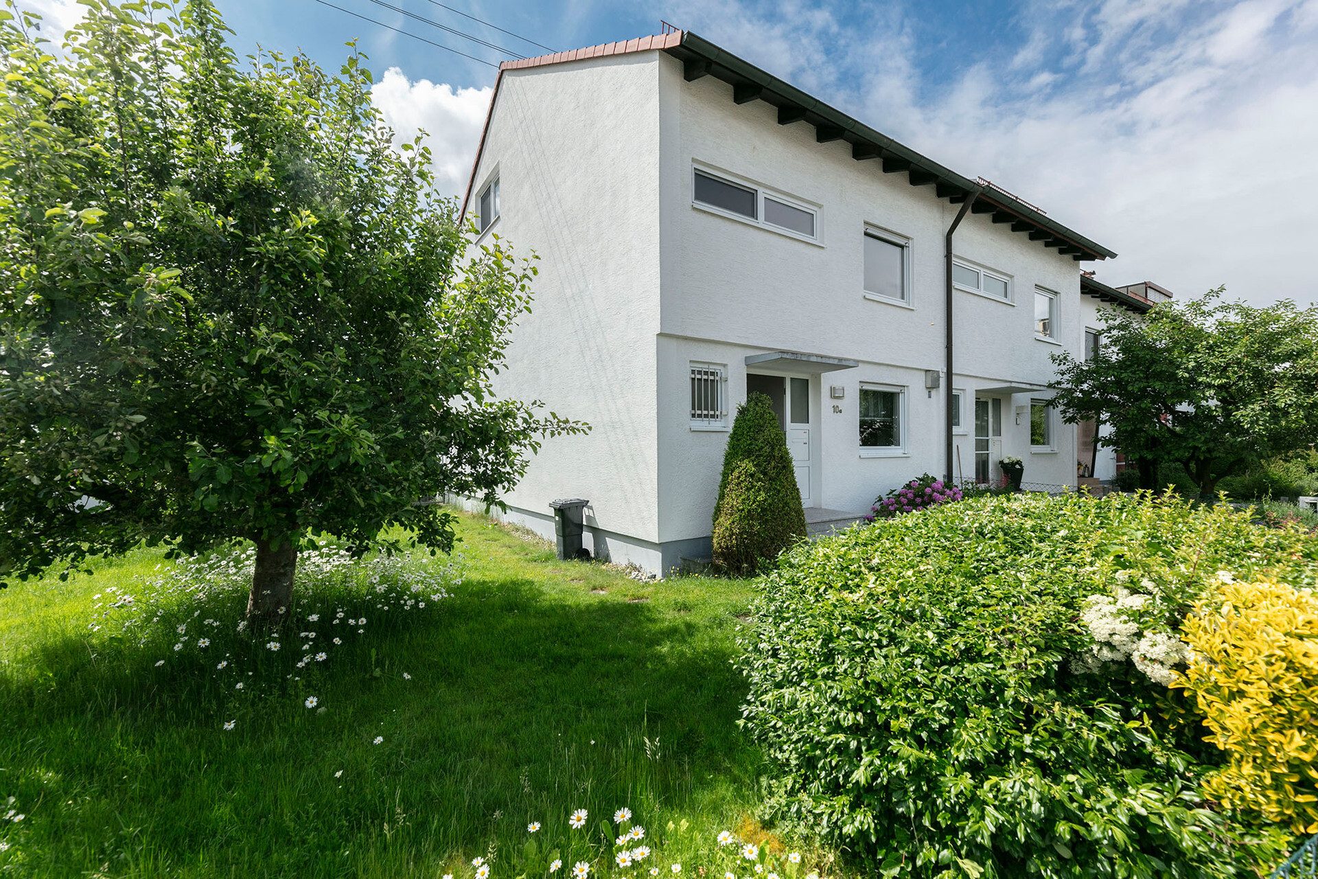Außenansicht Immobilienangebot - Burlafingen - Alle - Reizendes Reiheneckhaus mit Garten, Terrasse und Balkon