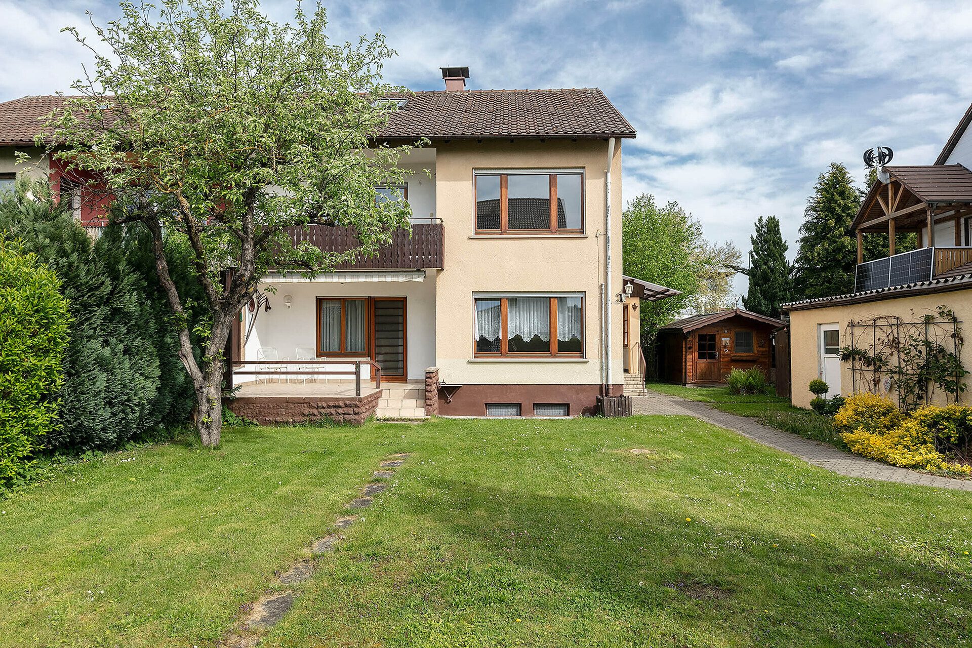 Außenansicht Immobilienangebot - Neu-Ulm - Alle - Zweifamilienhaus mit tollem Garten