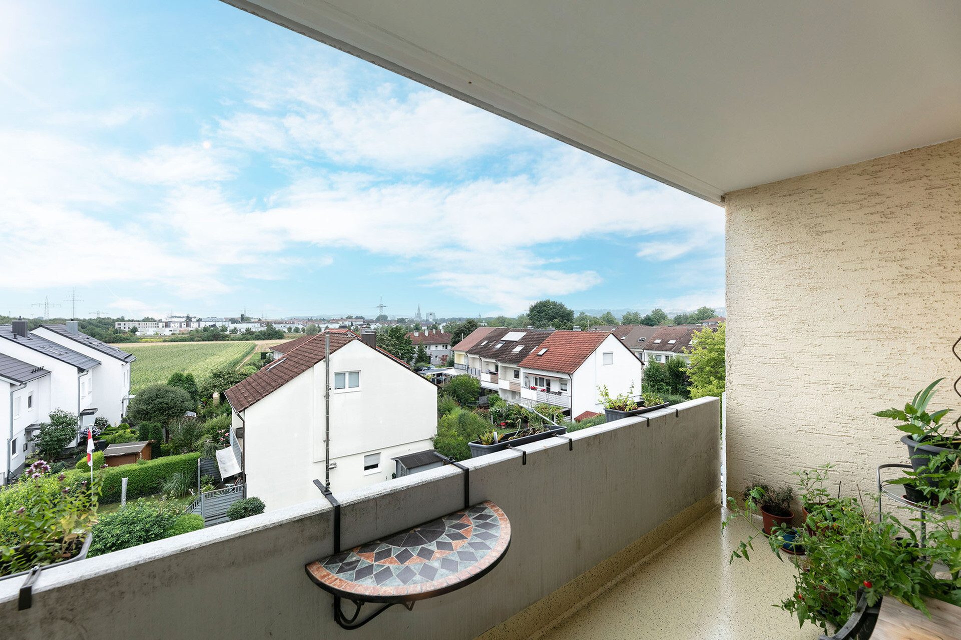 Balkon – Aussicht Immobilienangebot - Neu Ulm - Alle - Ideal für Pendler und Kapitalanleger: 1-Zimmer-Apartment mit Balkon