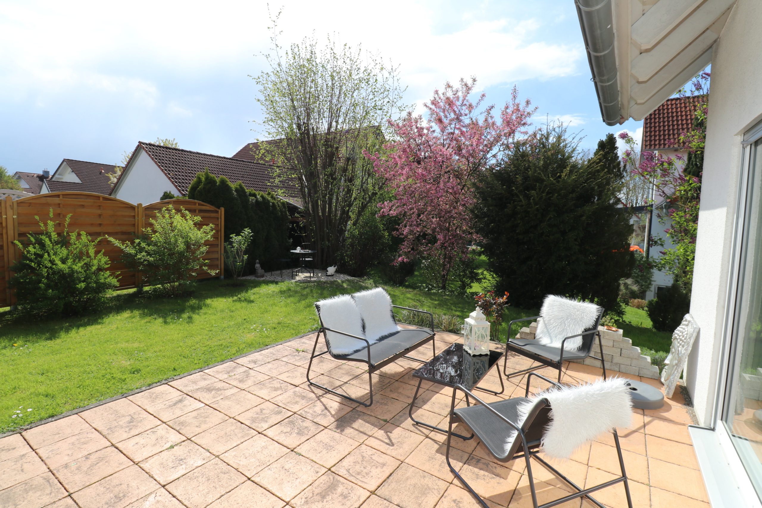 Tentschert Immobilien GmbH & Co. KG - Immobilienangebot - 89155 Erbach-Dellmensingen - Erbach - Erdgeschosswohnung - Möblierte Wohnung mit Katze, Gartenanteil und Garage.