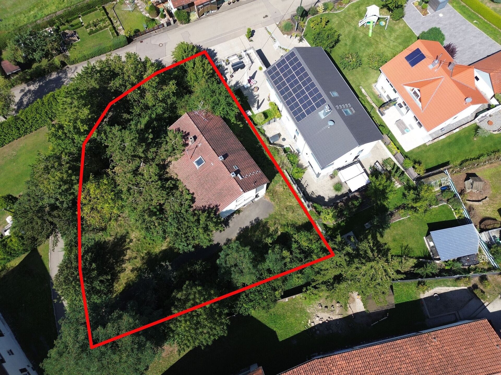 Immobilienangebot - Bernstadt - Alle - Sanierungsobjekt oder Baugrundstück: Großes Eckgrundstück mit viel Gestaltungsspielraum