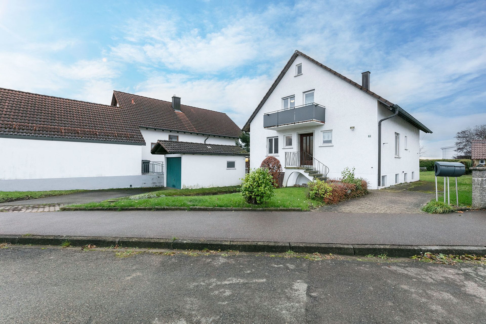 Immobilienangebot - Sontheim - Alle - - Idyllisch gelegen - sanierungsbedürftiges EFH mit zwei Garagen in Sontheim -