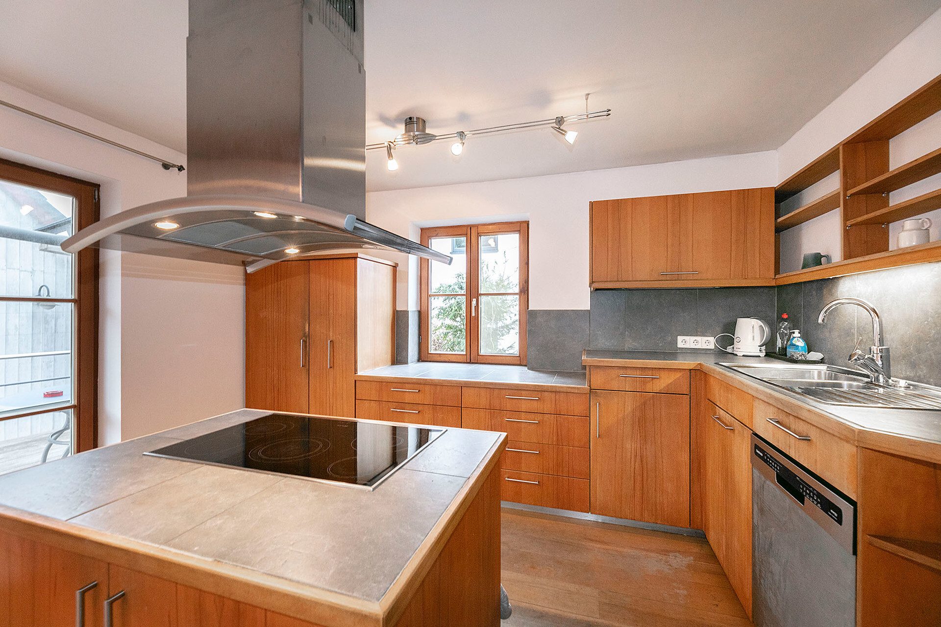 Immobilienangebot - Neu-Ulm - Alle - Reizendes Einfamilienhaus mit Garten, 
tollem Nebengebäude und Werkstatt