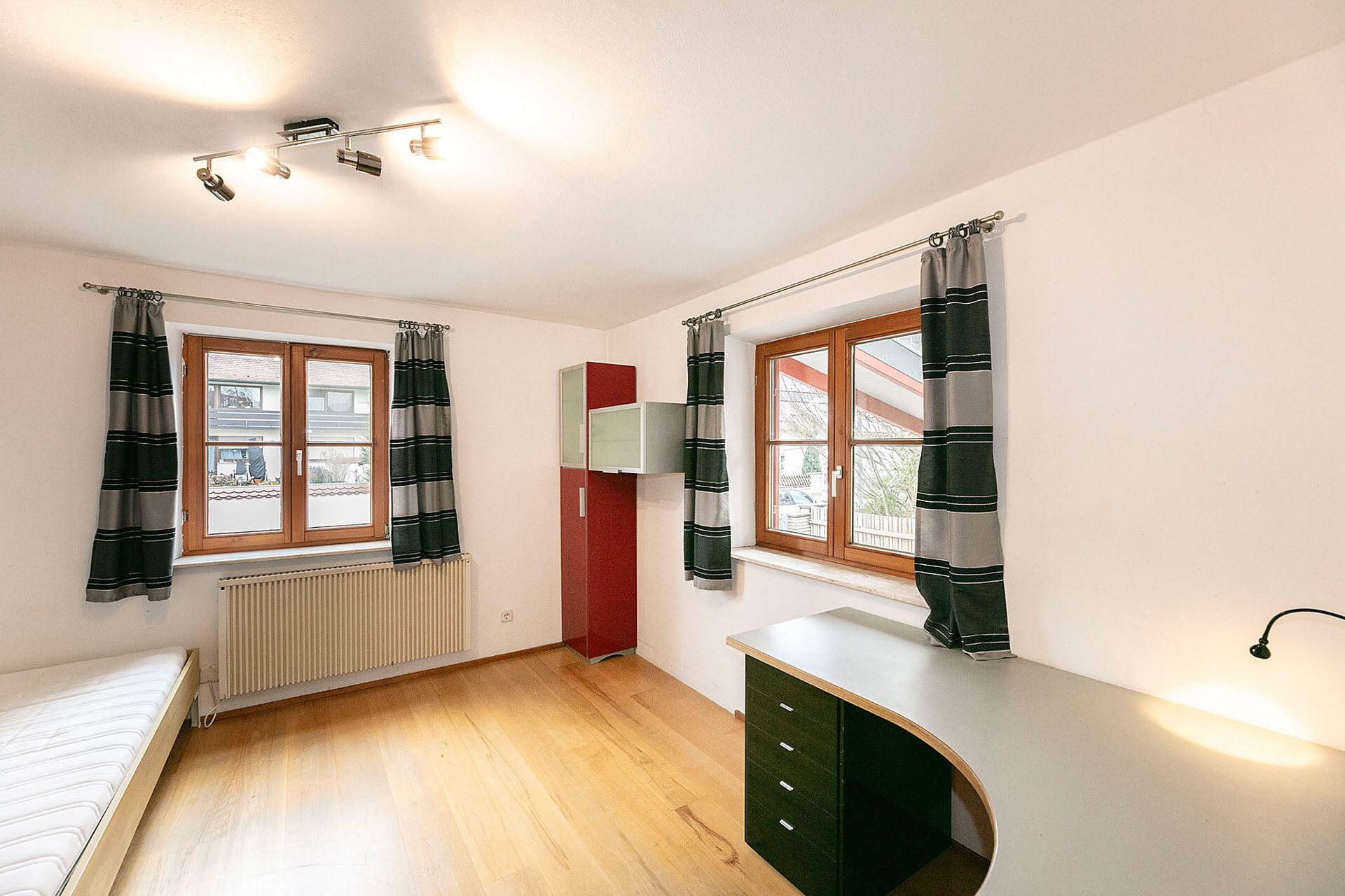 Immobilienangebot - Neu-Ulm - Alle - Reizendes Einfamilienhaus mit Garten, 
tollem Nebengebäude und Werkstatt