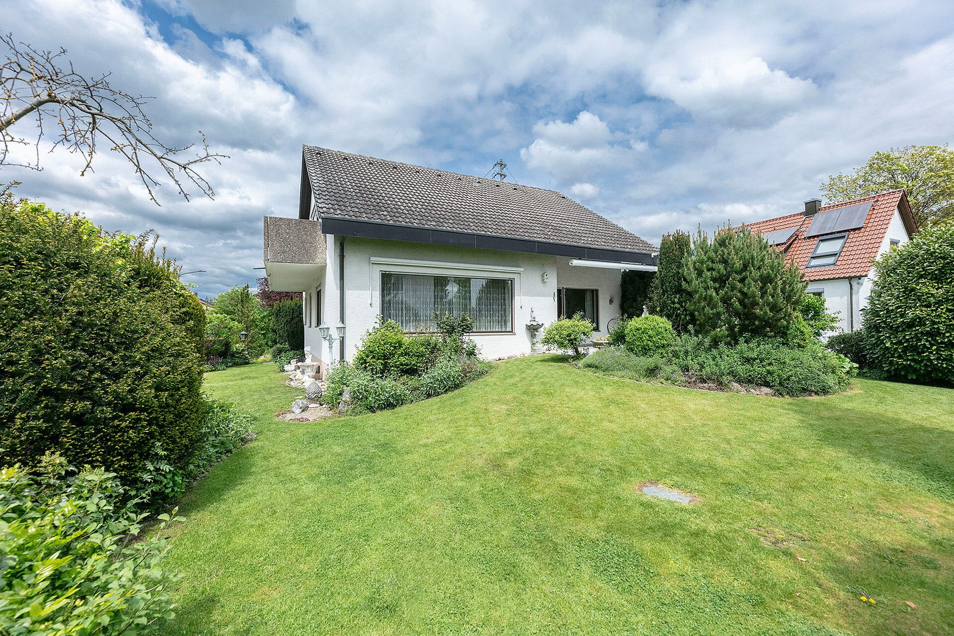 Immobilienangebot - Neu-Ulm - Alle - Sehr gepflegt, ein tolles Grundstück -  
und dazu noch eine ruhige Lage