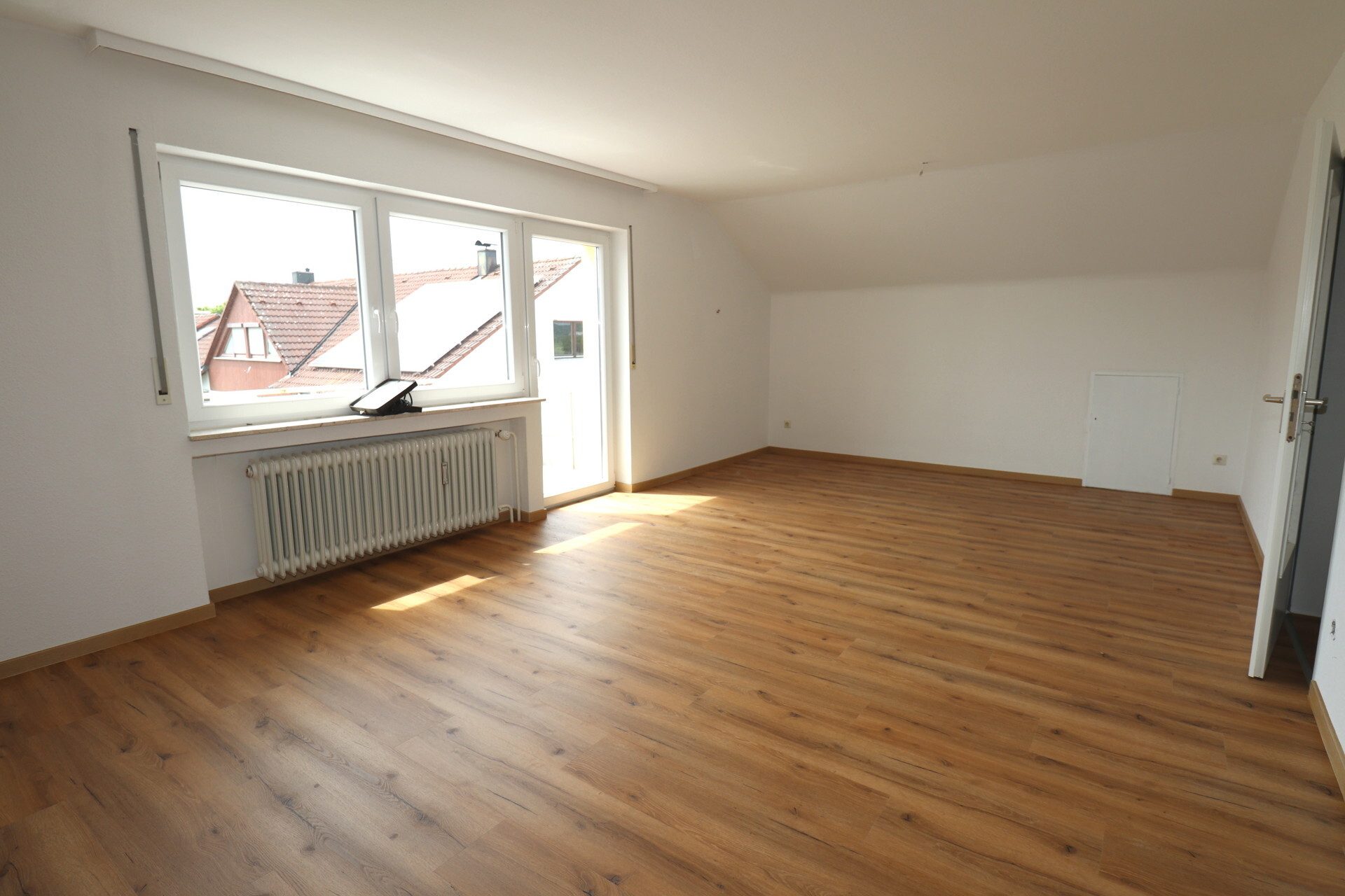 Immobilienangebot - Neu-Ulm - Alle - Ideal für Paar-schöne Dachgeschoss-Wohnung mit Balkon in Pfuhl