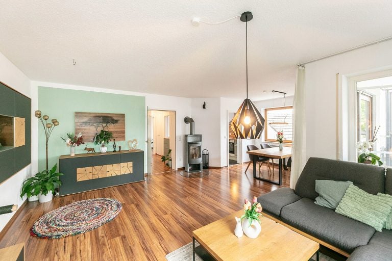 Immobilienangebot - Neu-Ulm / Burlafingen - Alle - -Stilvoll gestaltete 4,5-Zi.-Wohnung-
mit eigenem Gartenanteil