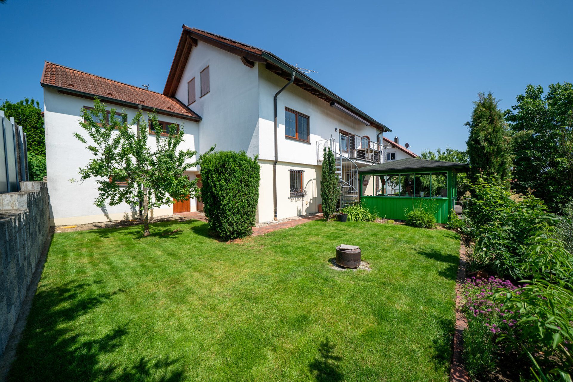 Immobilienangebot - Rammingen - Alle - Einfamilienhaus mit Traumgarten – Ihr grünes Paradies wartet!