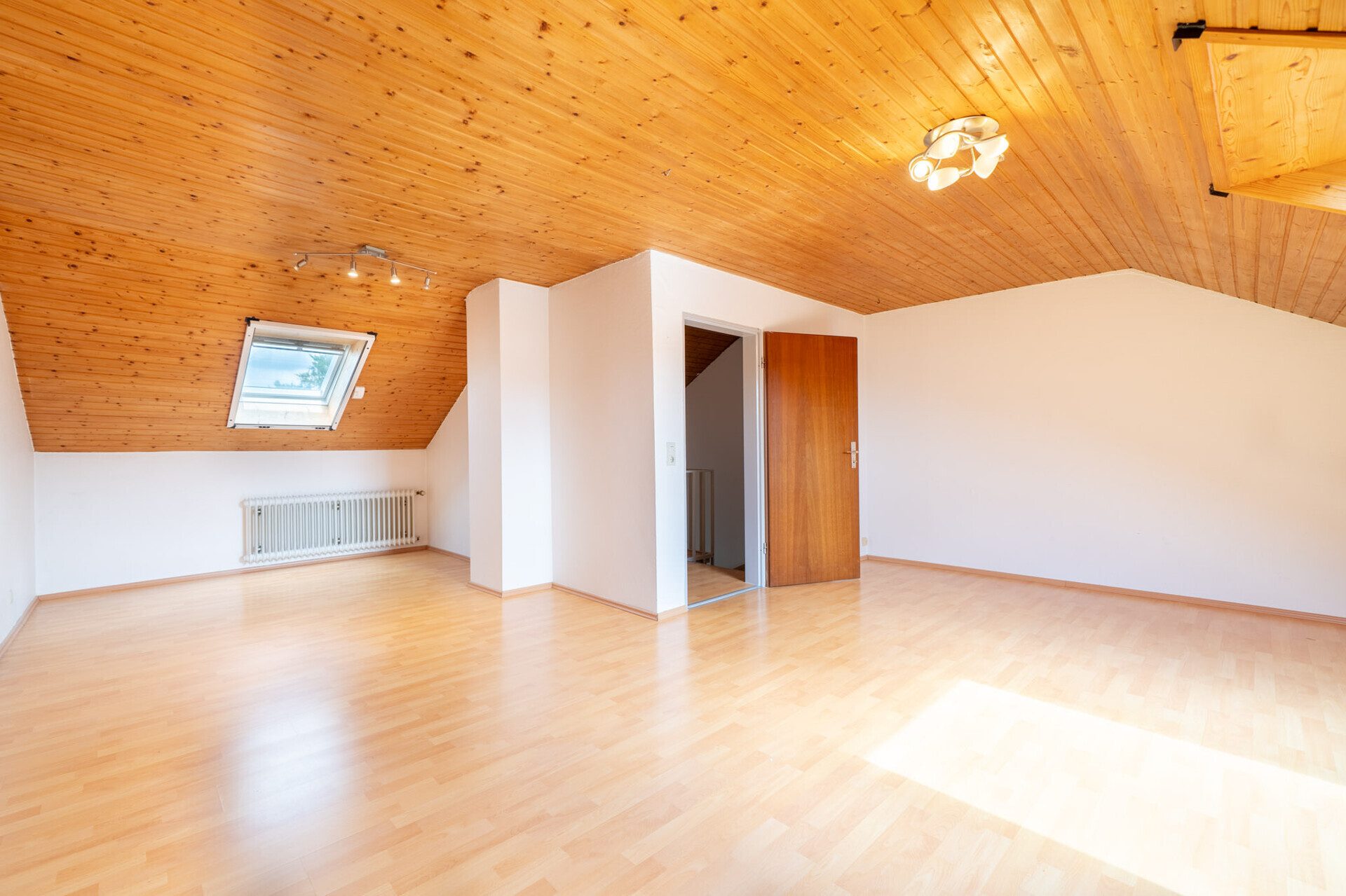 Immobilienangebot - Neu-Ulm / Holzschwang - Alle - Platz für alle! Flexible Nutzung dank großem Dachstudio
