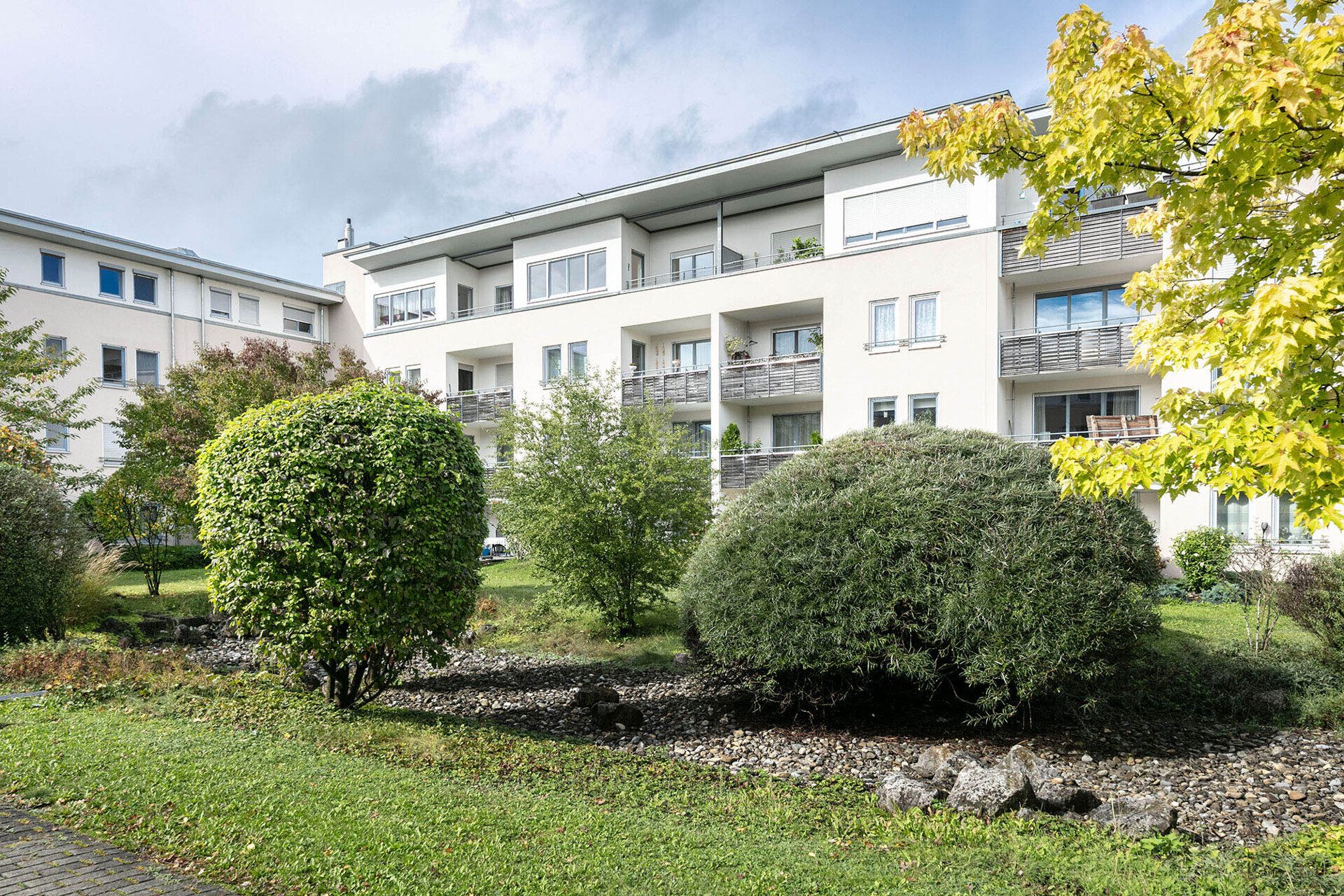 Außenansicht Immobilienangebot - Neu-Ulm - Alle - Licht. Luft. Loggia. – Stilvolle 2-Zi.-Wohnung mit TG-Stellplatz