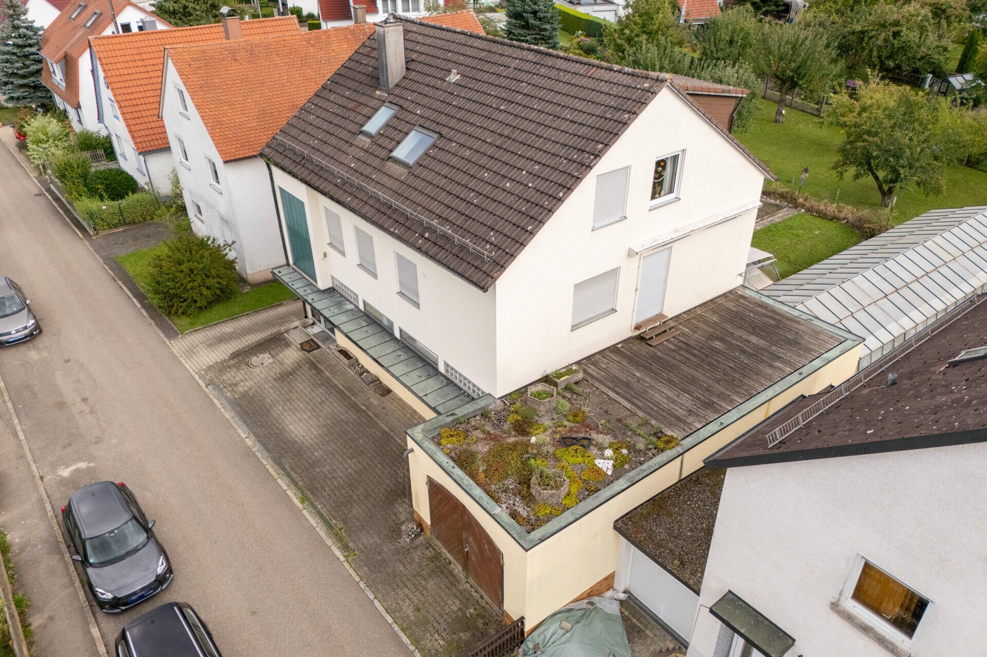 Ansicht Immobilienangebot - Ulm / Jungingen - Alle - Ein Haus zum Aufblühen - Dreifamilienhaus mit Gewächshaus & Gartenparadies