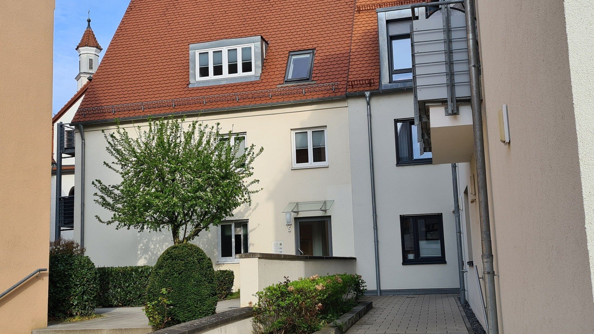 Hauseingang Immobilienangebot - Ulm - Alle - Zauberhafte Maisonette im Herzen Söflingen's!