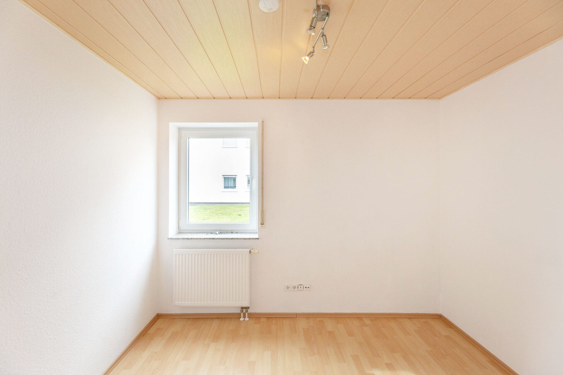 Immobilienangebot - Neu-Ulm/Burlafingen - Alle - Helle 3-Zimmer-Wohnung im Erdgeschoss mit Balkon und direktem Gartenzugang