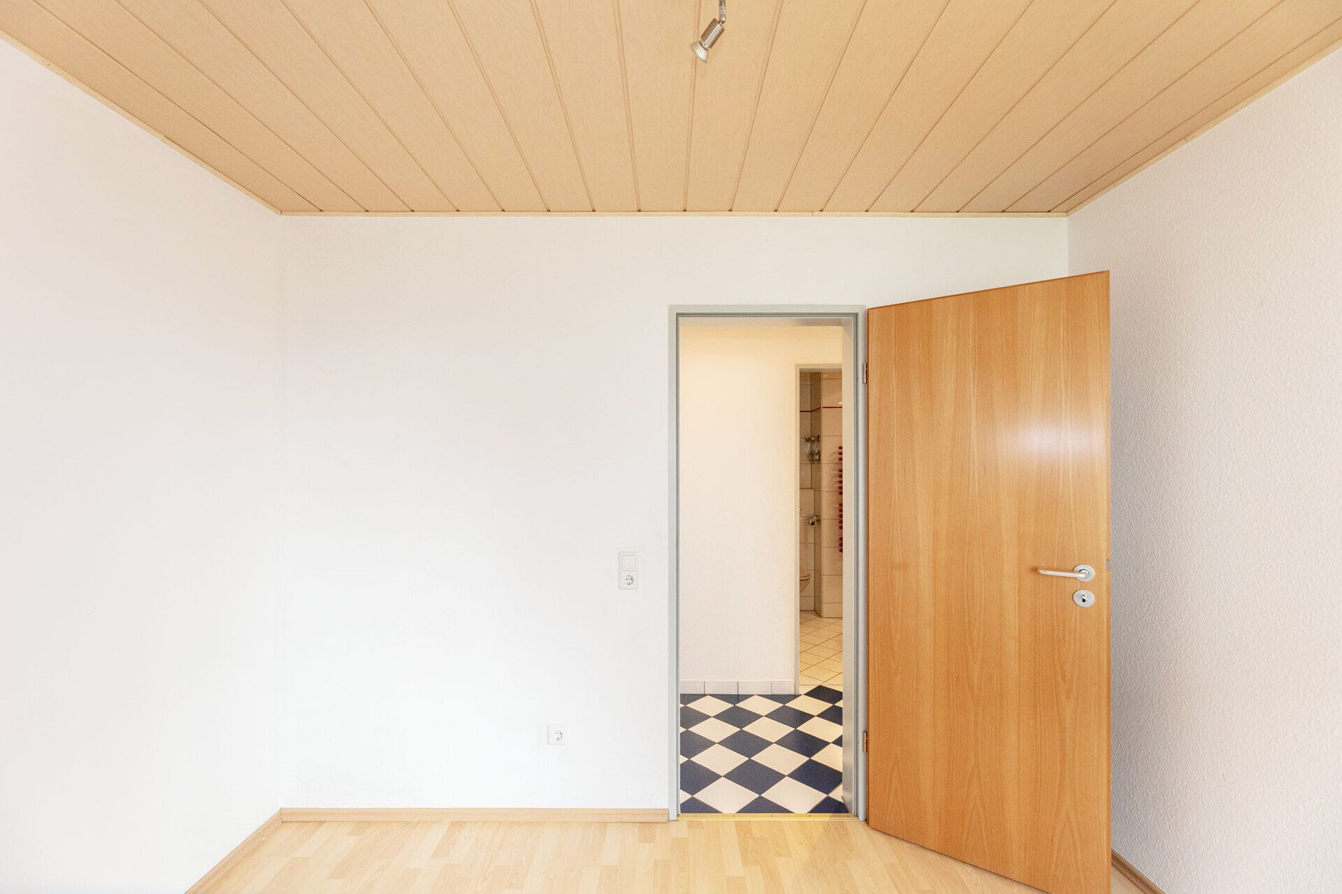 Immobilienangebot - Neu-Ulm/Burlafingen - Alle - Helle 3-Zimmer-Wohnung im Erdgeschoss mit Balkon und direktem Gartenzugang