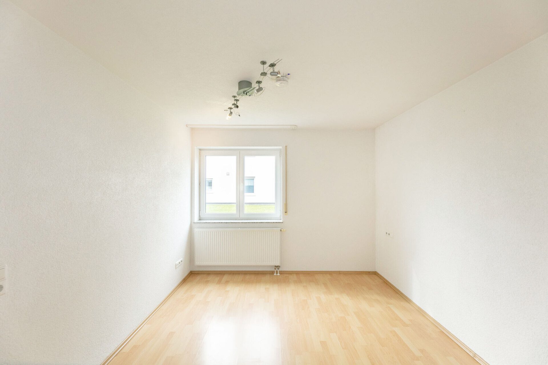 Immobilienangebot - Neu-Ulm/Burlafingen - Alle - Helle 3-Zimmer-Wohnung im Erdgeschoss mit Balkon und direktem Gartenzugang