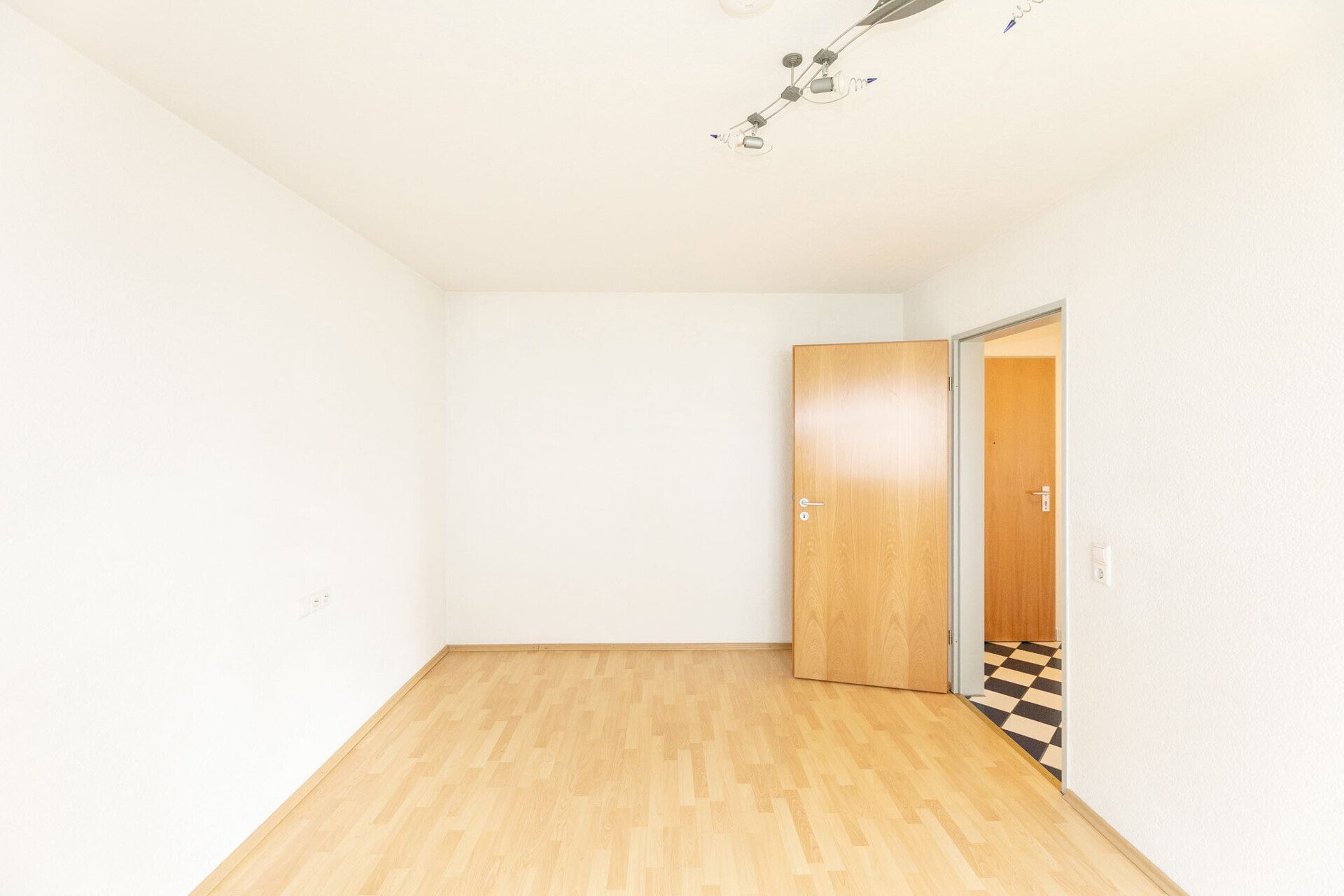 Immobilienangebot - Neu-Ulm/Burlafingen - Alle - Helle 3-Zimmer-Wohnung im Erdgeschoss mit Balkon und direktem Gartenzugang