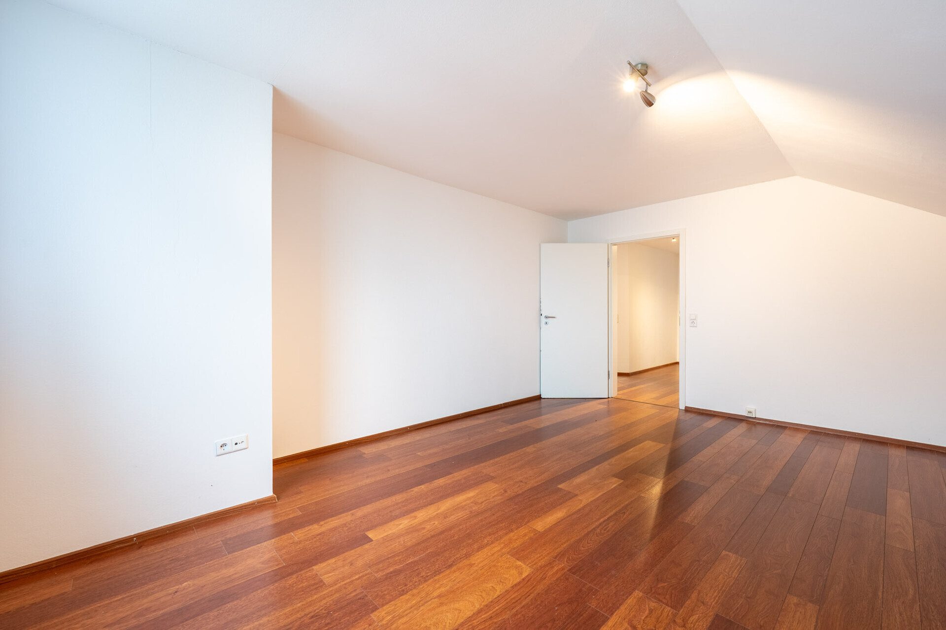 Immobilienangebot - Dornstadt / Tomerdingen - Alle - Traumhafte Dachgeschosswohnung mit Dachterrasse & eigenem Garten