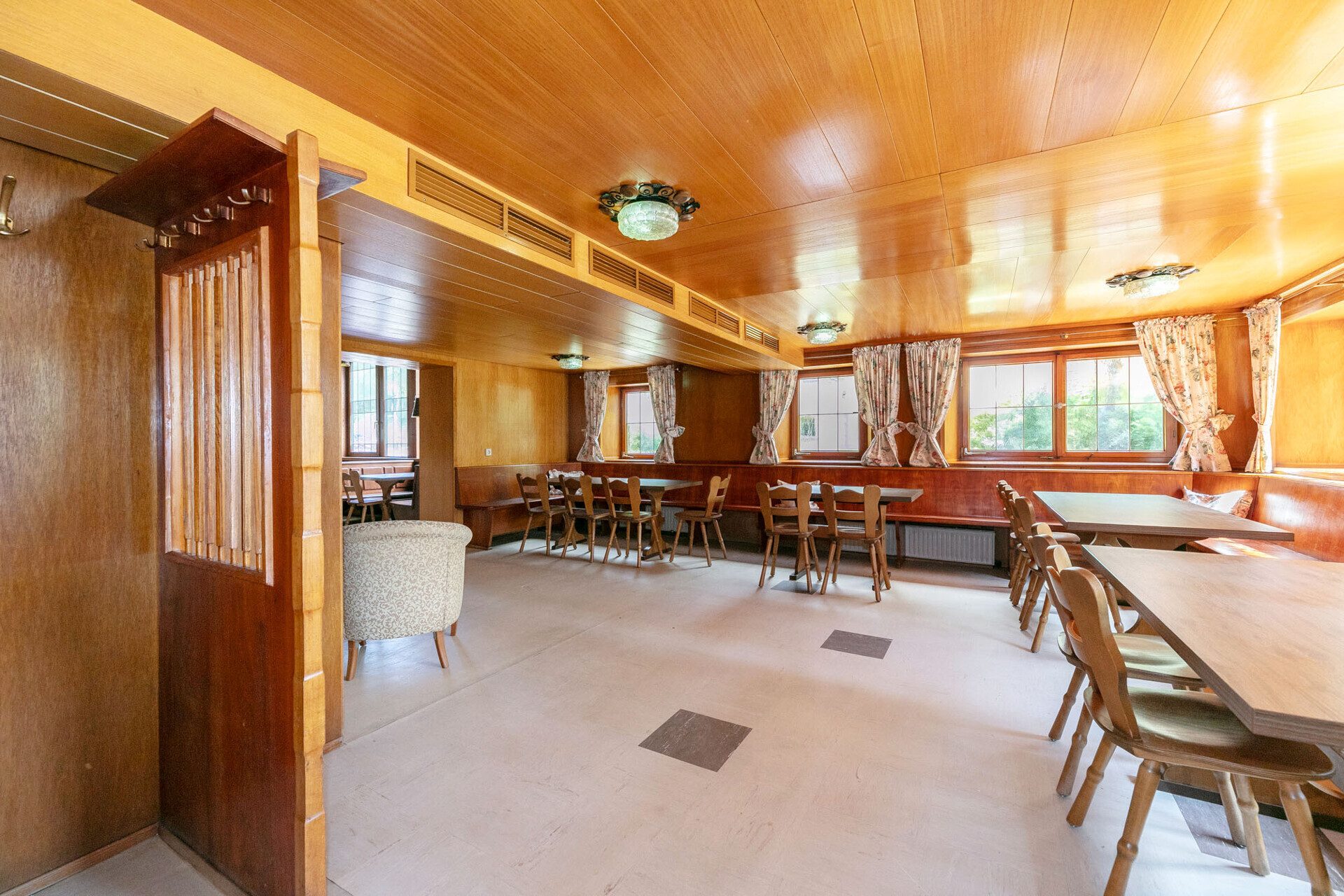 Immobilienangebot - Blaustein/Lautern - Alle - Idyllisches Gastronomieobjekt mit Wohnung, Scheune und Biergarten