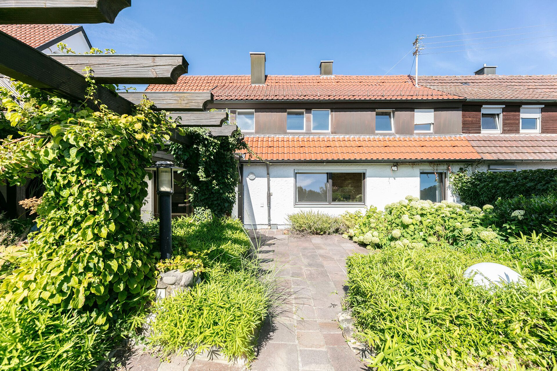 Immobilienangebot - Erbach - Alle - Ein Zuhause mit Charakter: Großzügiges Wohnen in Toplage mit traumhaftem Garten