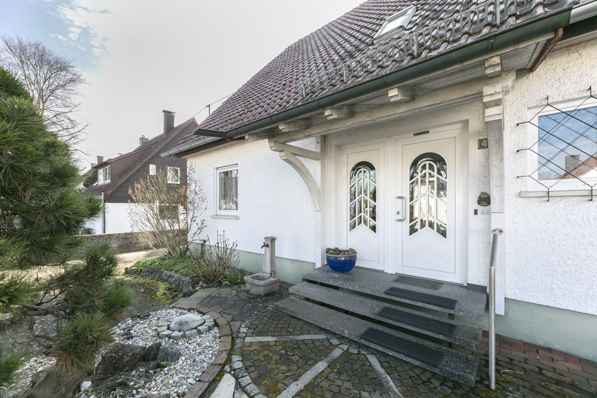 Immobilienangebot - Neu-Ulm / Jedelhausen - Alle - Großzügiges Einfamilienhaus in ruhiger Lage mit weitläufigem Grundstück