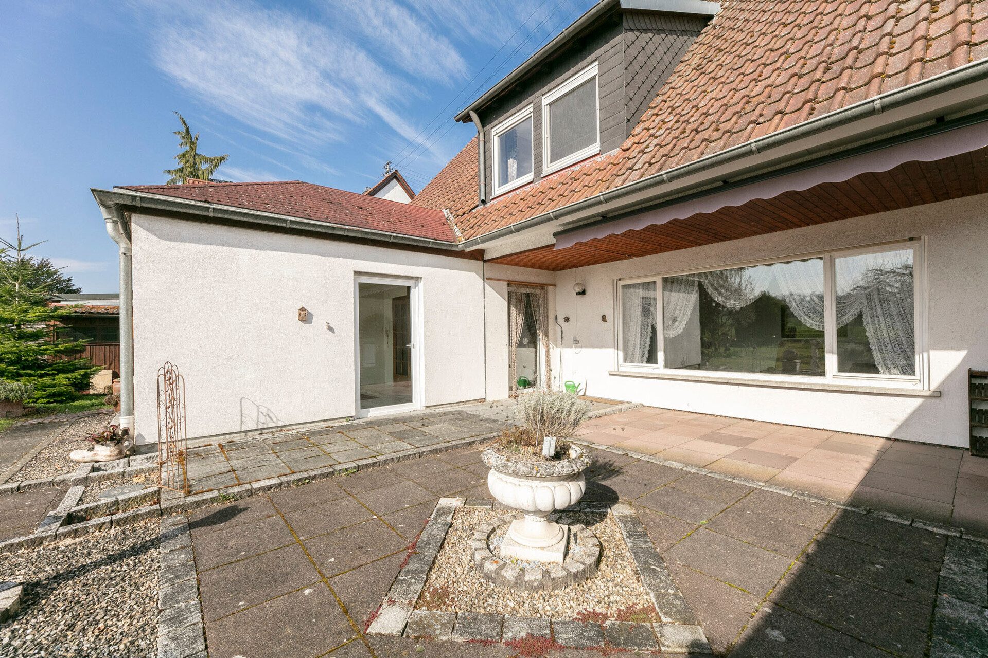 Immobilienangebot - Neu-Ulm / Jedelhausen - Alle - Großzügiges Einfamilienhaus in ruhiger Lage mit weitläufigem Grundstück