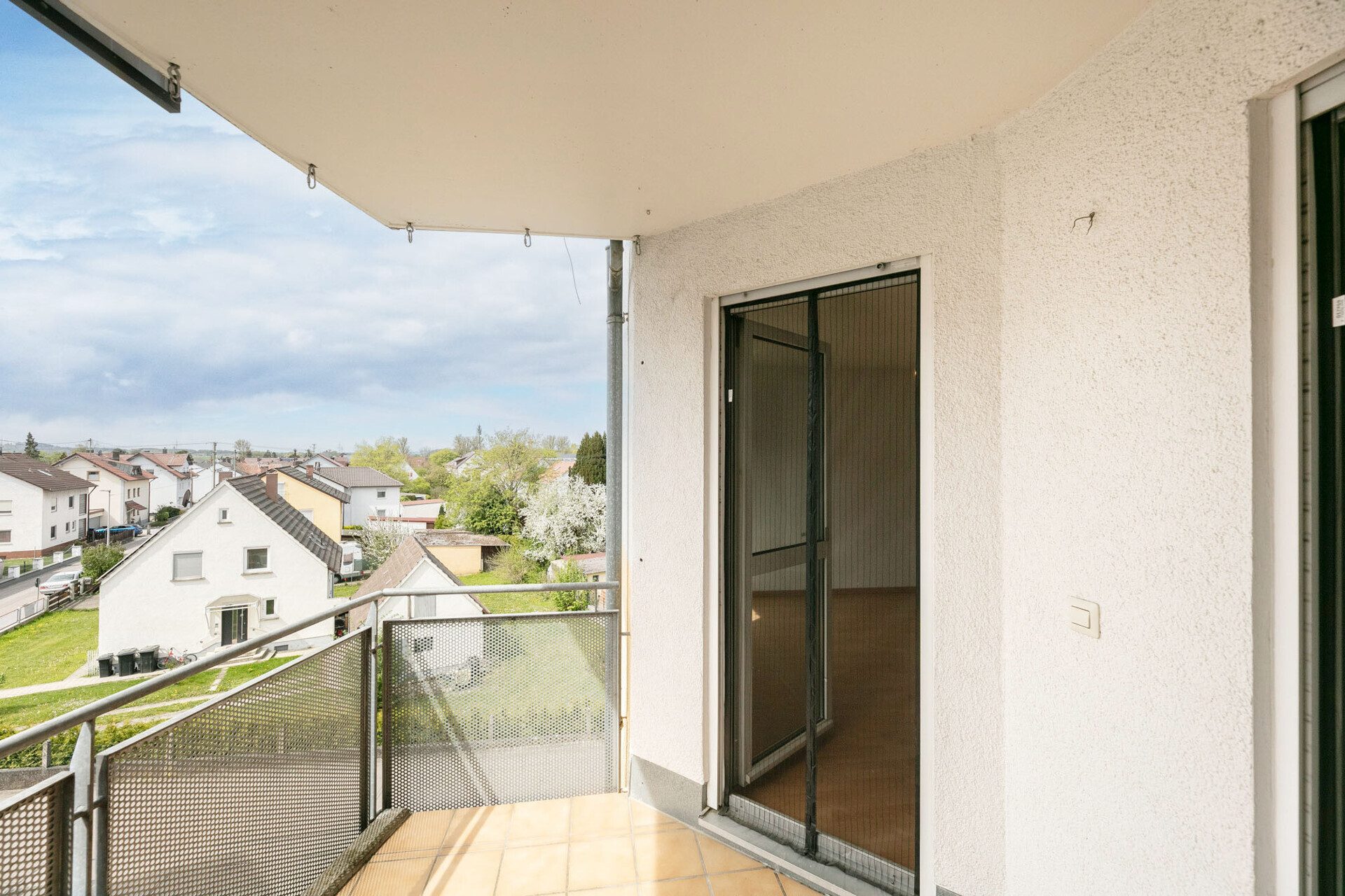 Immobilienangebot - Nersingen / Straß - Alle - Selbst einziehen oder lukrativ vermieten – 3-Zimmer-Wohnung mit Balkon & TG