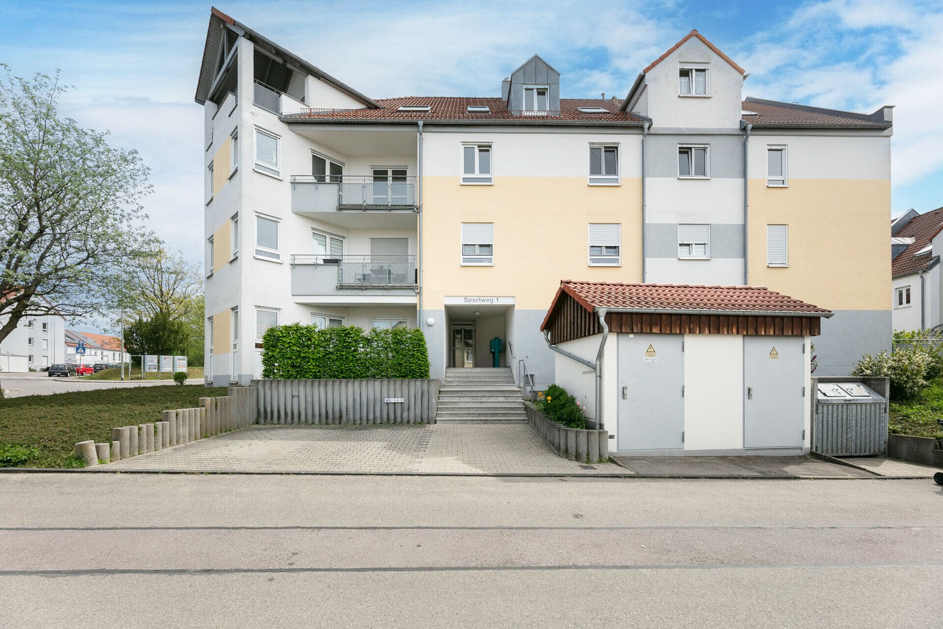 Immobilienangebot - Nersingen / Straß - Alle - Selbst einziehen oder lukrativ vermieten – 3-Zimmer-Wohnung mit Balkon & TG