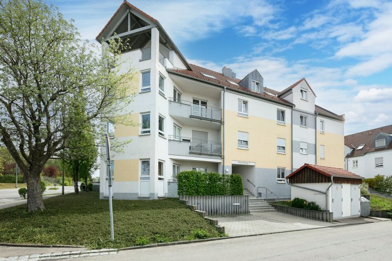 Immobilienangebot - Nersingen / Straß - Alle - Selbst einziehen oder lukrativ vermieten – 3-Zimmer-Wohnung mit Balkon & TG