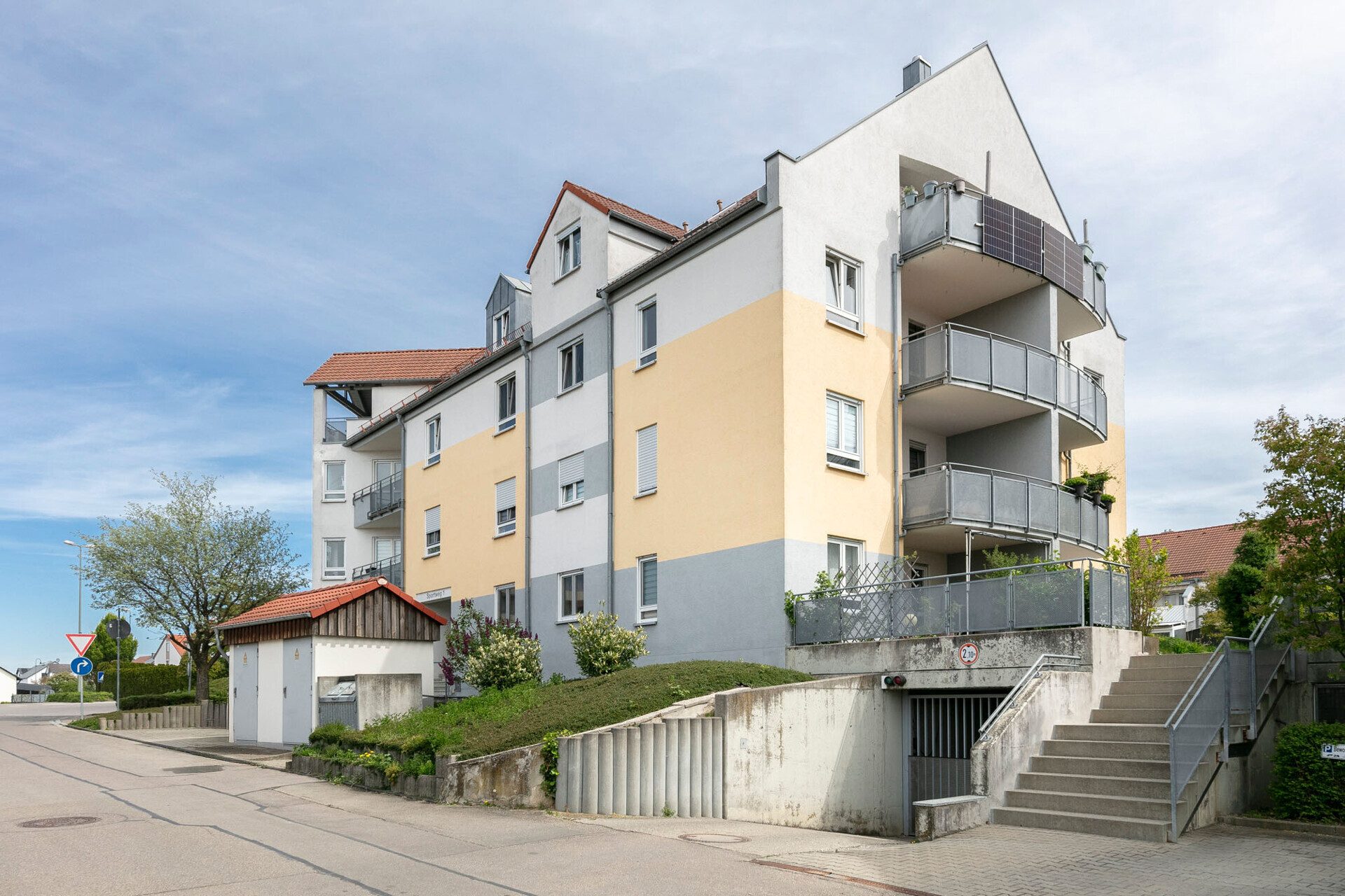 Immobilienangebot - Nersingen / Straß - Alle - Selbst einziehen oder lukrativ vermieten – 3-Zimmer-Wohnung mit Balkon & TG