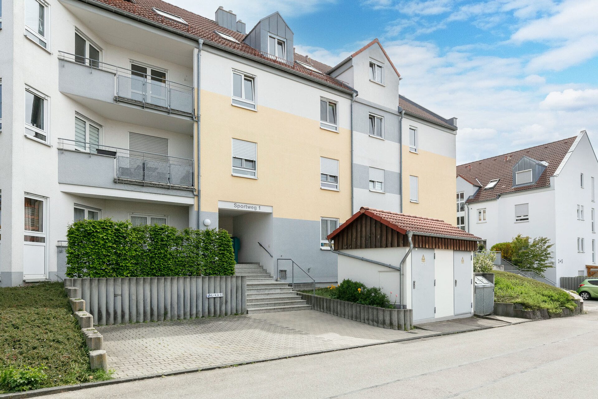 Immobilienangebot - Nersingen / Straß - Alle - Selbst einziehen oder lukrativ vermieten – 3-Zimmer-Wohnung mit Balkon & TG