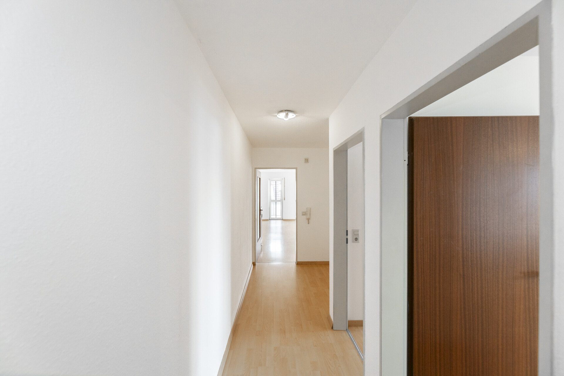 Immobilienangebot - Nersingen / Straß - Alle - Selbst einziehen oder lukrativ vermieten – 3-Zimmer-Wohnung mit Balkon & TG
