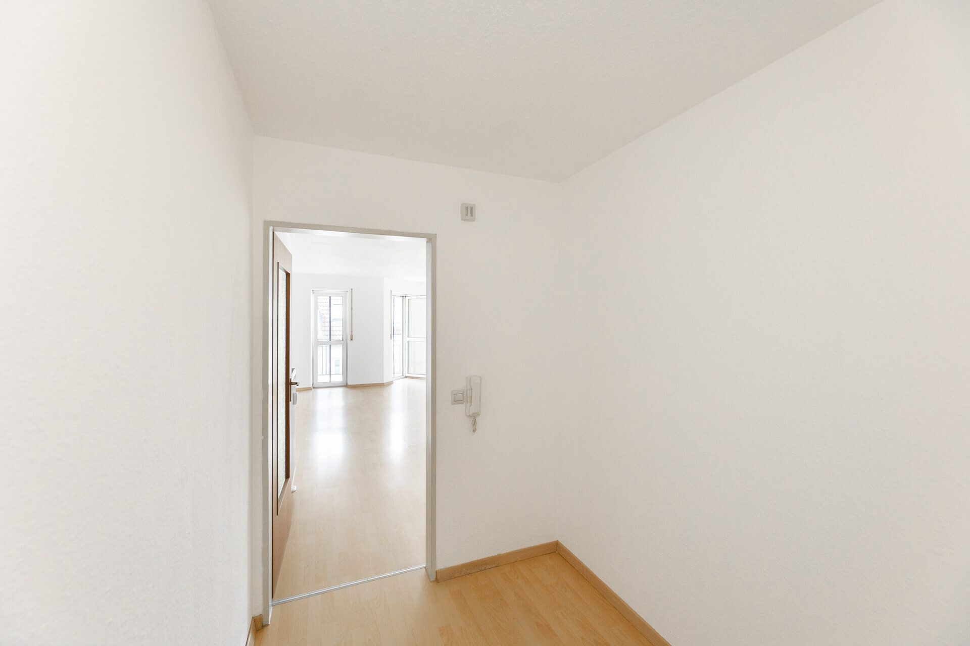 Immobilienangebot - Nersingen / Straß - Alle - Selbst einziehen oder lukrativ vermieten – 3-Zimmer-Wohnung mit Balkon & TG