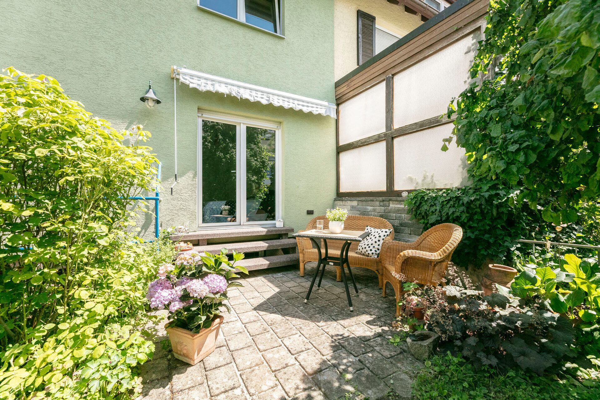 Immobilienangebot - Ulm - Alle - Am Ulmer Eselsberg: Doppelhaushälfte 
mit 3 Wohneinheiten, Garten & Garage