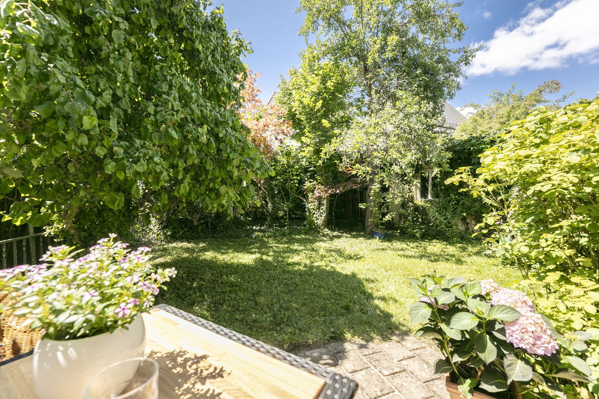 Immobilienangebot - Ulm - Alle - Am Ulmer Eselsberg: Doppelhaushälfte 
mit 3 Wohneinheiten, Garten & Garage