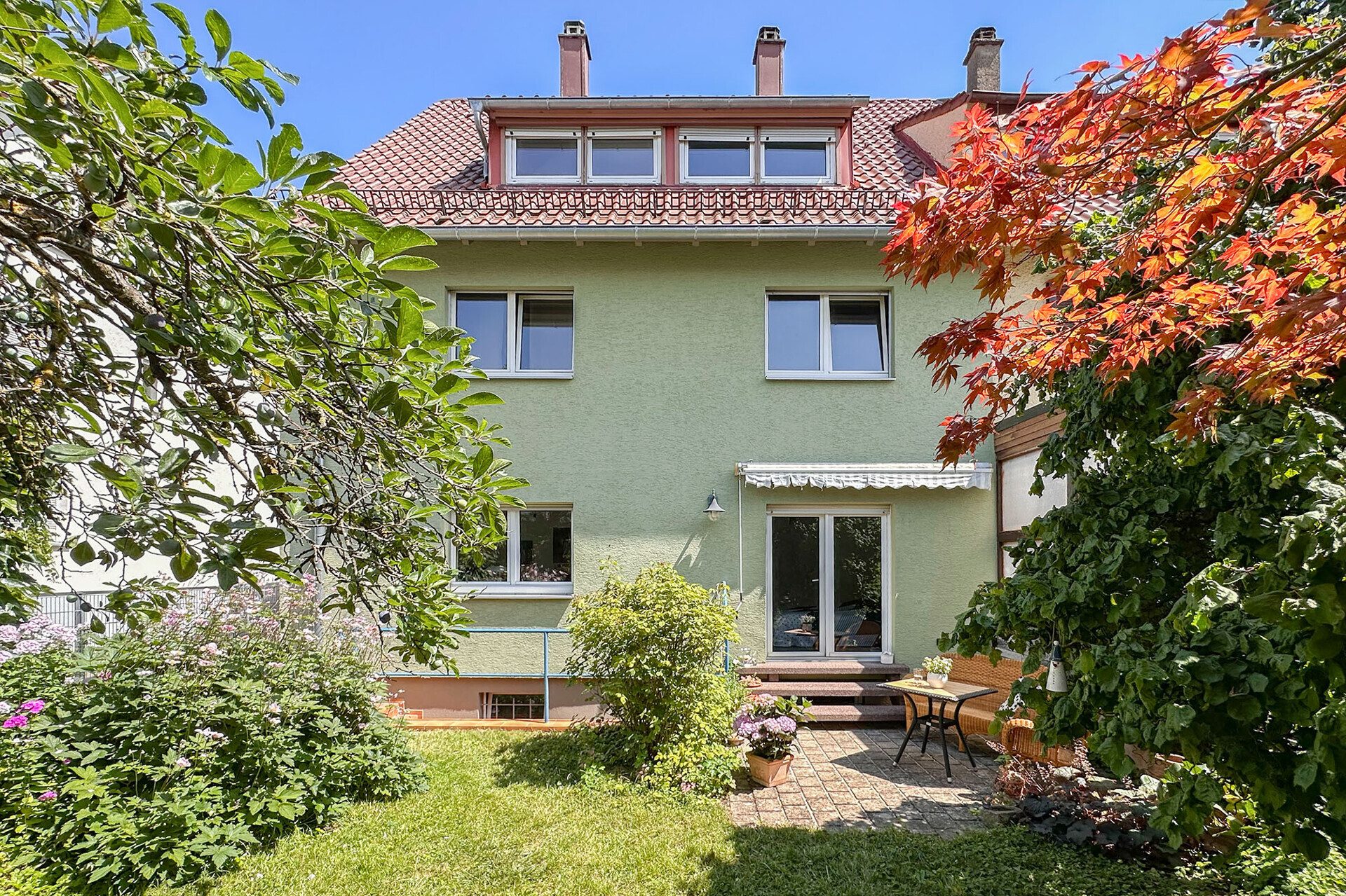 Immobilienangebot - Ulm - Alle - Am Ulmer Eselsberg: Doppelhaushälfte 
mit 3 Wohneinheiten, Garten & Garage