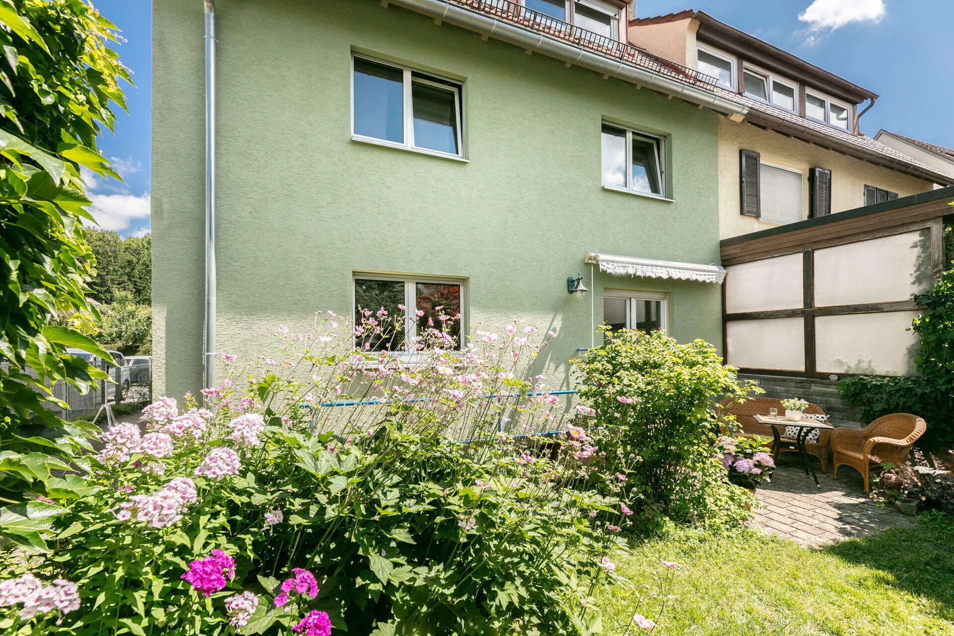 Immobilienangebot - Ulm - Alle - Am Ulmer Eselsberg: Doppelhaushälfte 
mit 3 Wohneinheiten, Garten & Garage