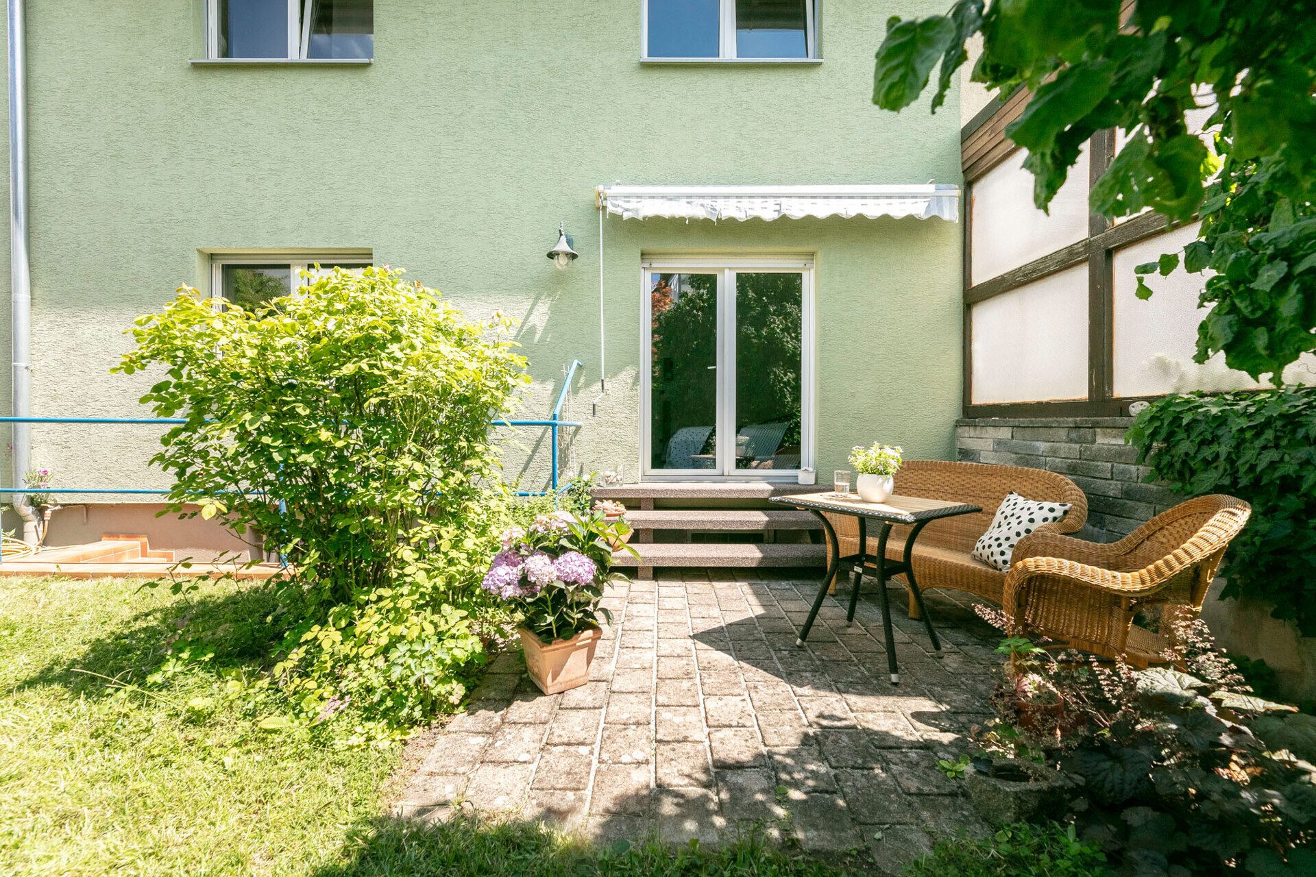 Immobilienangebot - Ulm - Alle - Am Ulmer Eselsberg: Doppelhaushälfte 
mit 3 Wohneinheiten, Garten & Garage
