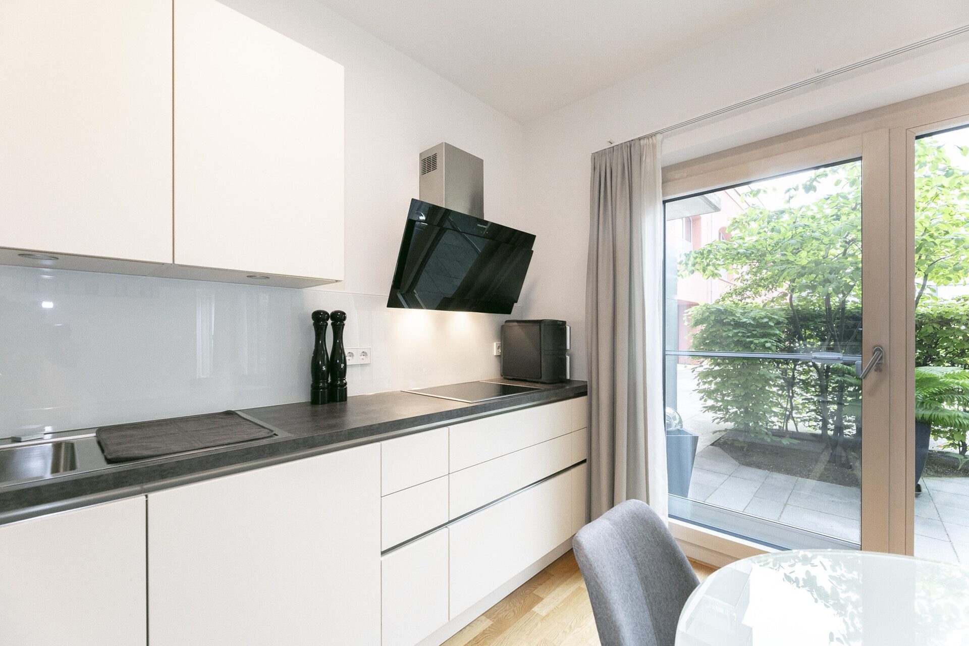 Immobilienangebot - Neu-Ulm - Alle - Wohnen an der Donau: 
Exklusive EG-Wohnung mit Gartenanteil